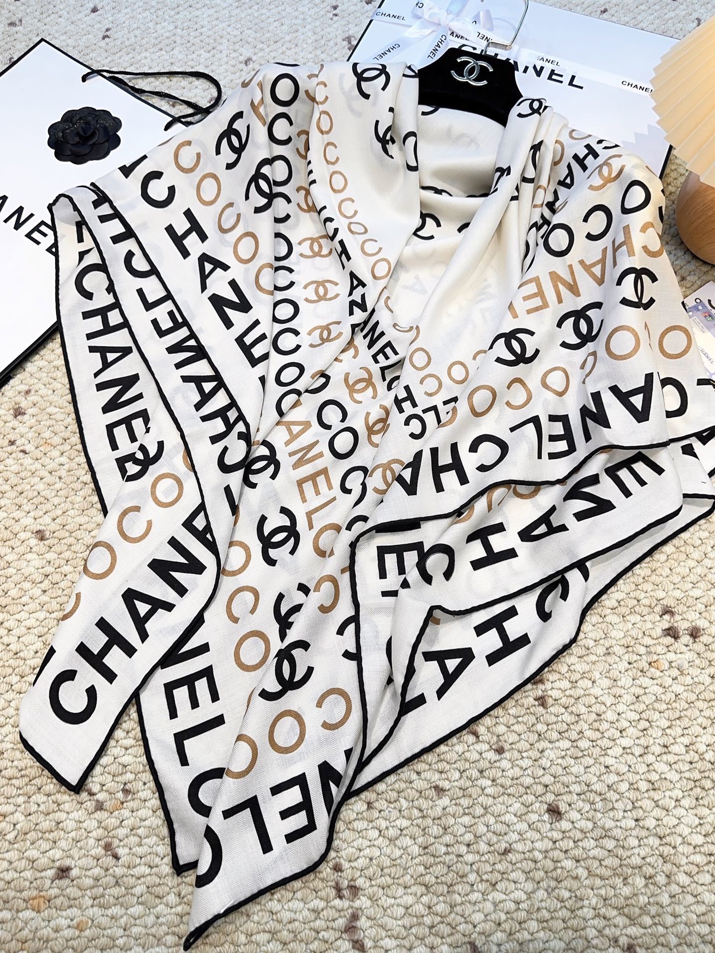 香奈儿上新❤️【Chanel】 经典茶花优雅Coco风,Chanel最新丝绒大方巾~气质到骨子里,香奶奶