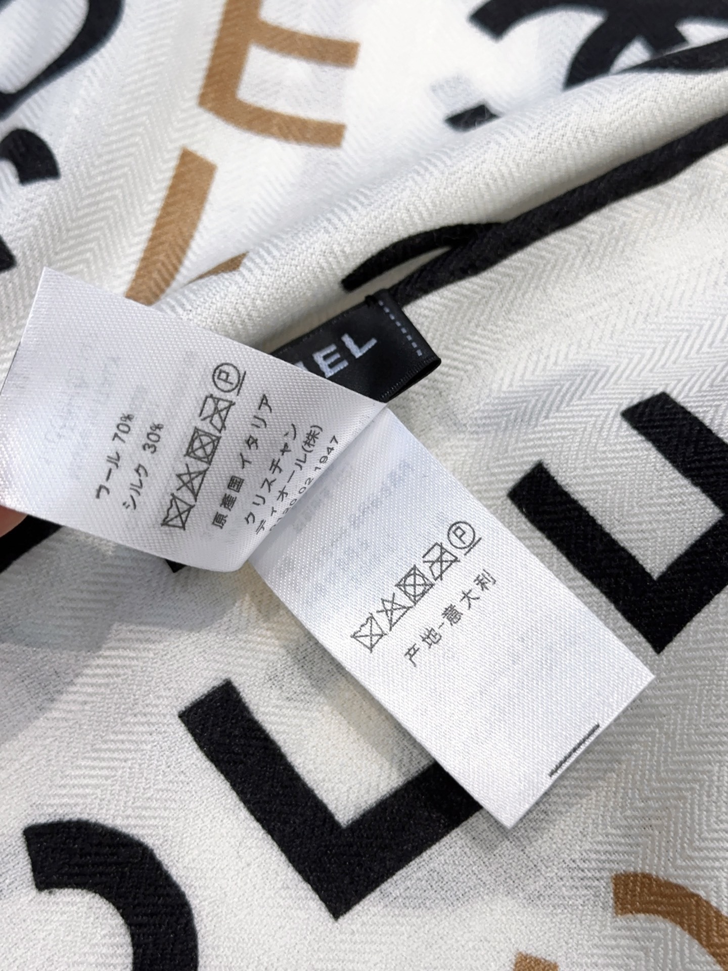 香奈儿上新❤️【Chanel】 经典茶花优雅Coco风,Chanel最新丝绒大方巾~气质到骨子里,香奶奶