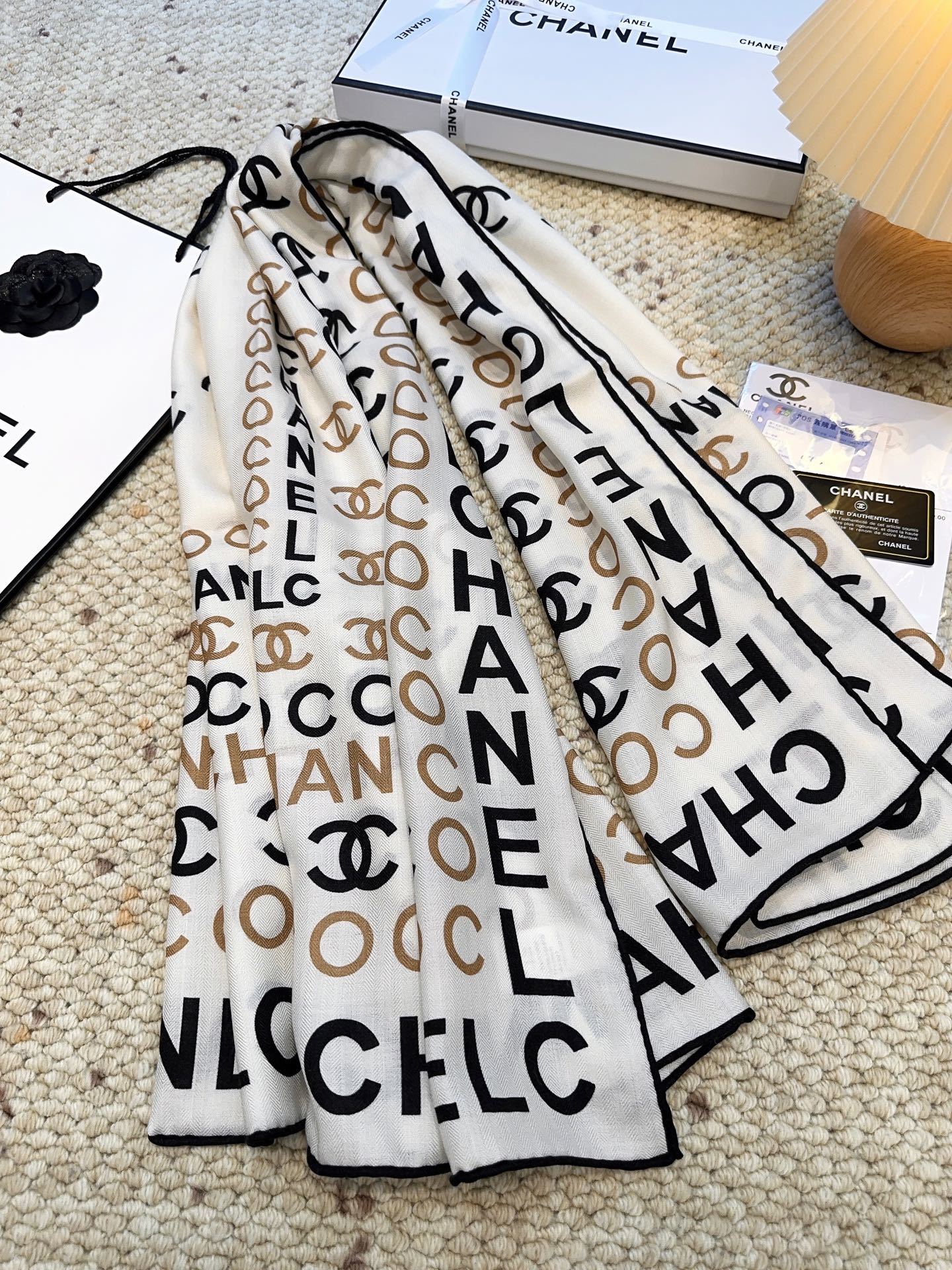 香奈儿上新❤️【Chanel】 经典茶花优雅Coco风,Chanel最新丝绒大方巾~气质到骨子里,香奶奶
