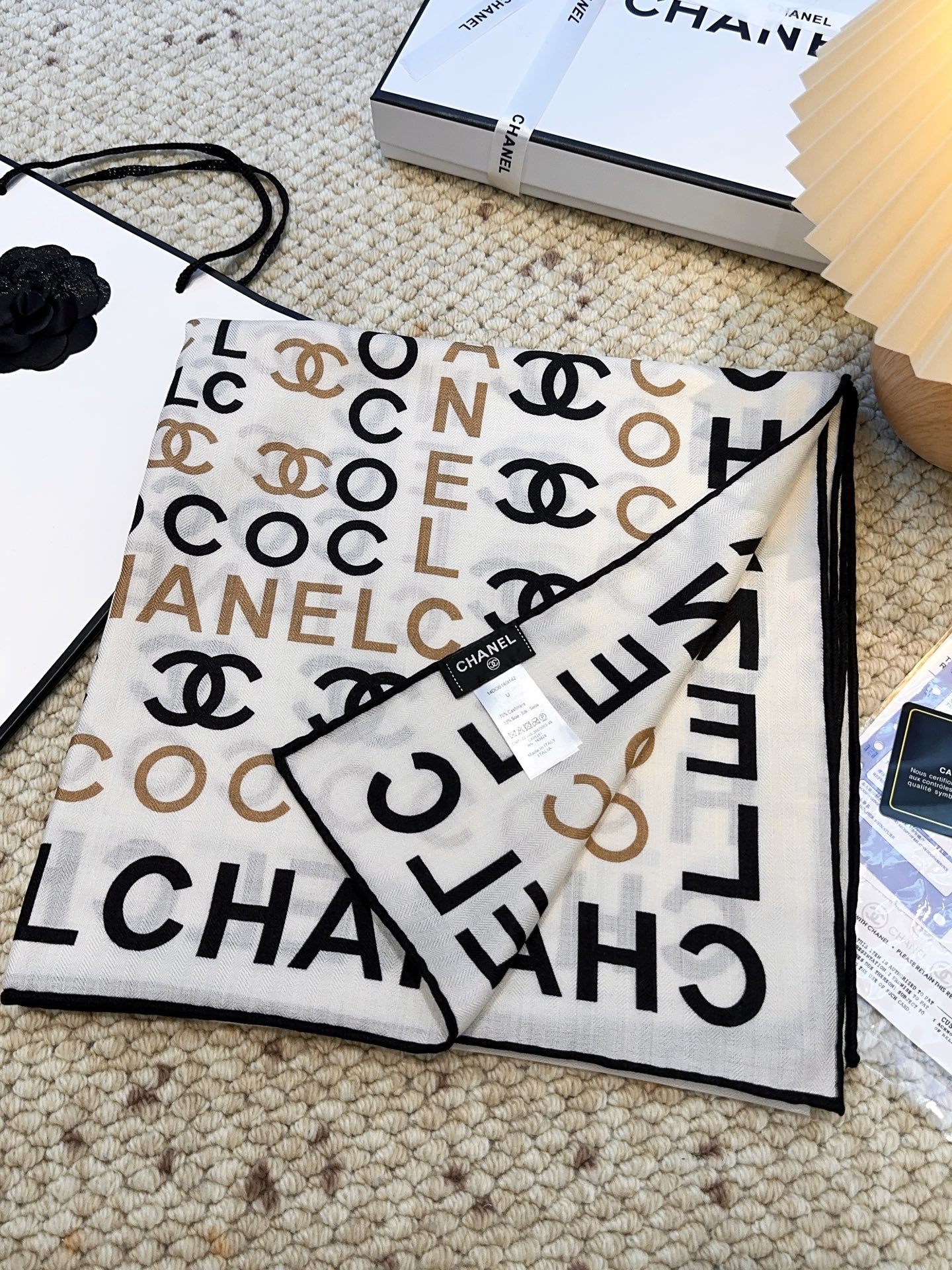 香奈儿上新❤️【Chanel】 经典茶花优雅Coco风,Chanel最新丝绒大方巾~气质到骨子里,香奶奶