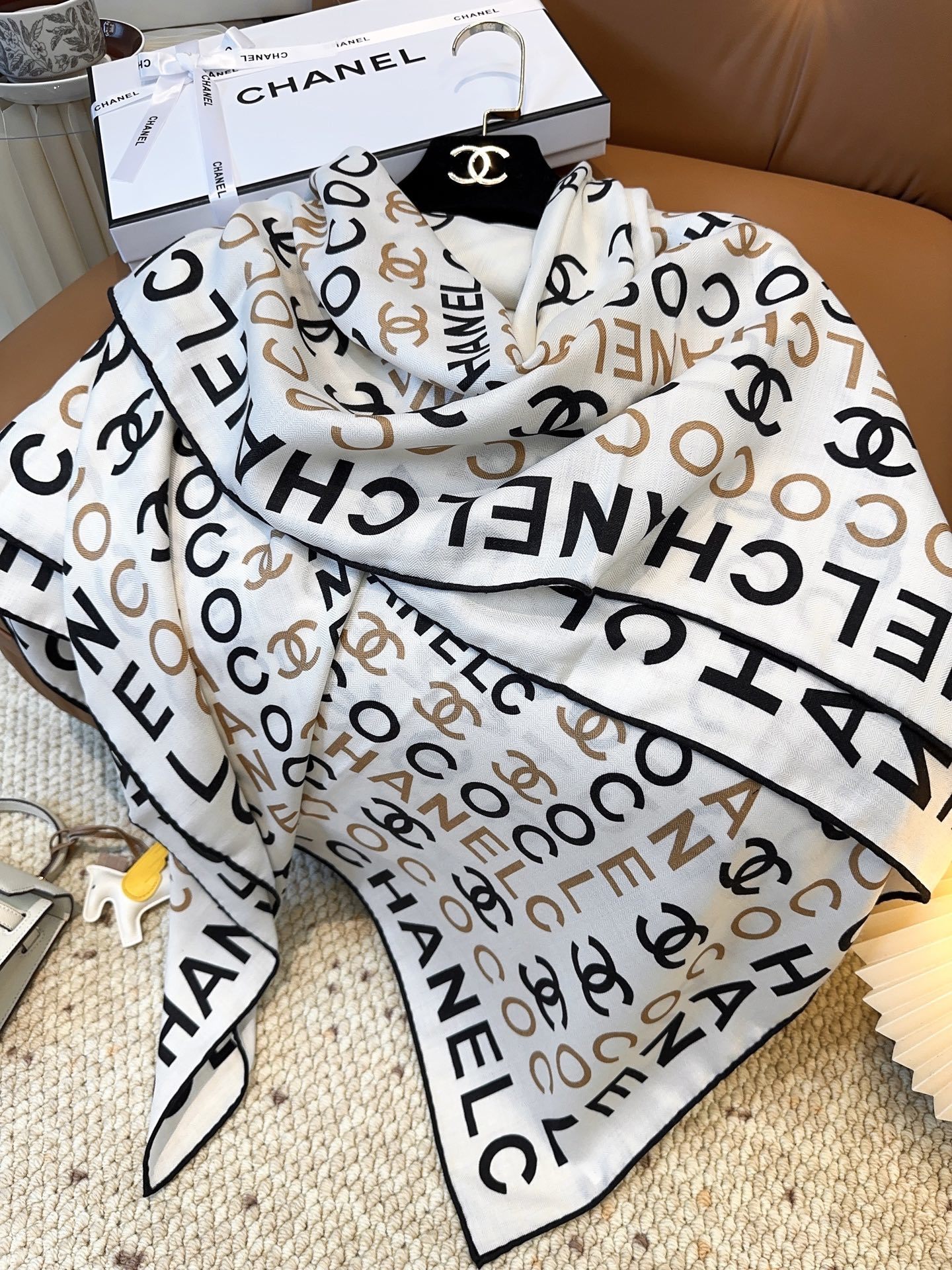 香奈儿上新❤️【Chanel】 经典茶花优雅Coco风,Chanel最新丝绒大方巾~气质到骨子里,香奶奶