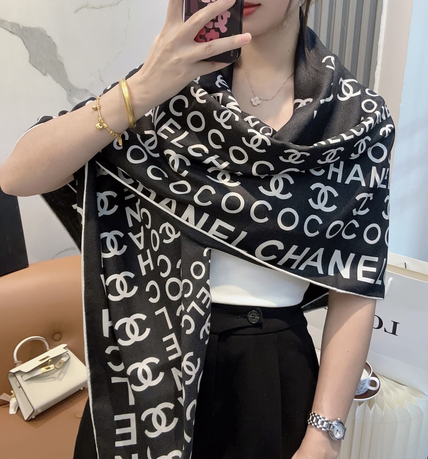 香奈儿上新❤️【Chanel】 经典茶花优雅Coco风，Chanel最新丝绒大方巾~气质到骨子里，香奶奶