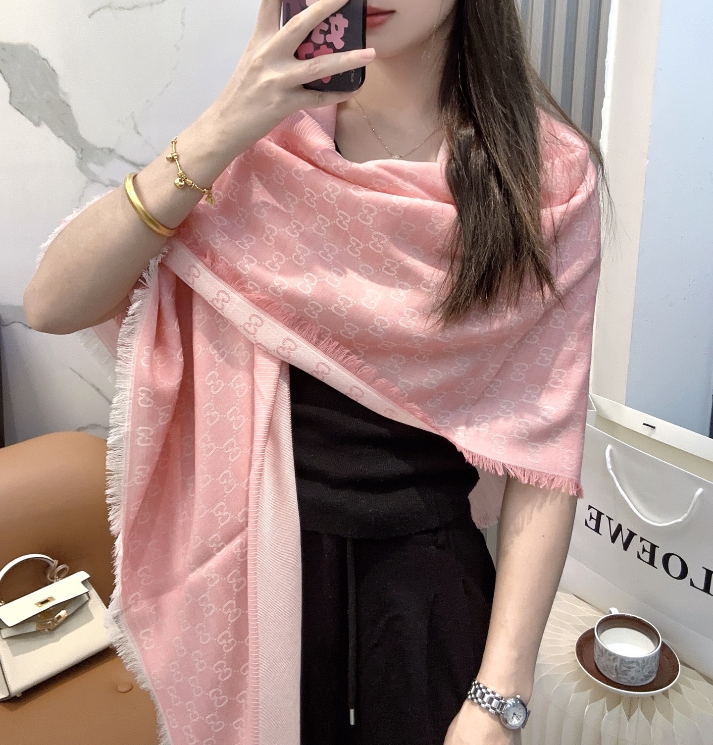 Gucci方巾尾单！打算下单的亲最好最好专柜选好颜色！说实话，我也是初见如此如此高逼格的尾单！羊绒与蚕丝