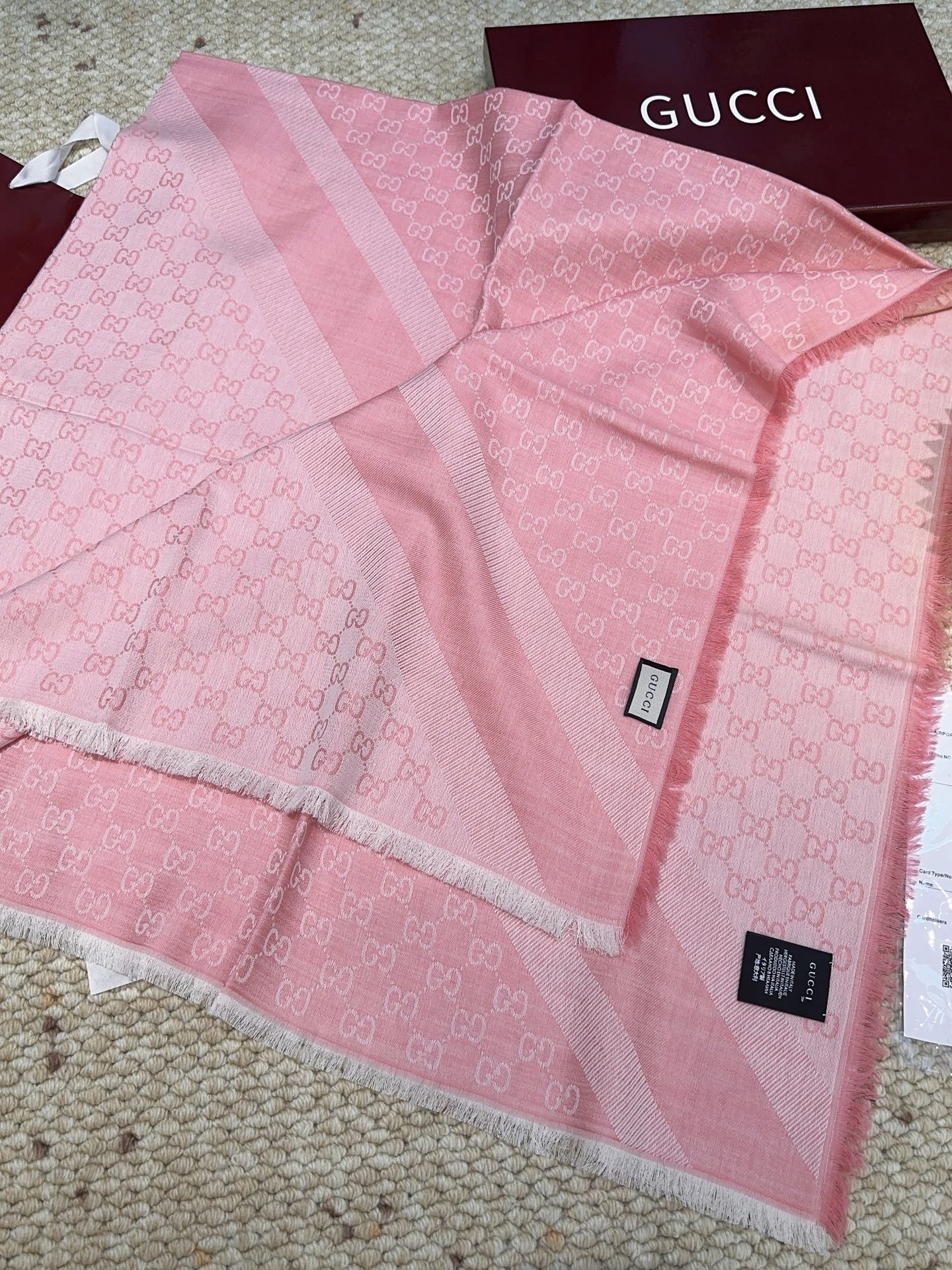 Gucci方巾尾单！打算下单的亲最好最好专柜选好颜色！说实话，我也是初见如此如此高逼格的尾单！羊绒与蚕丝