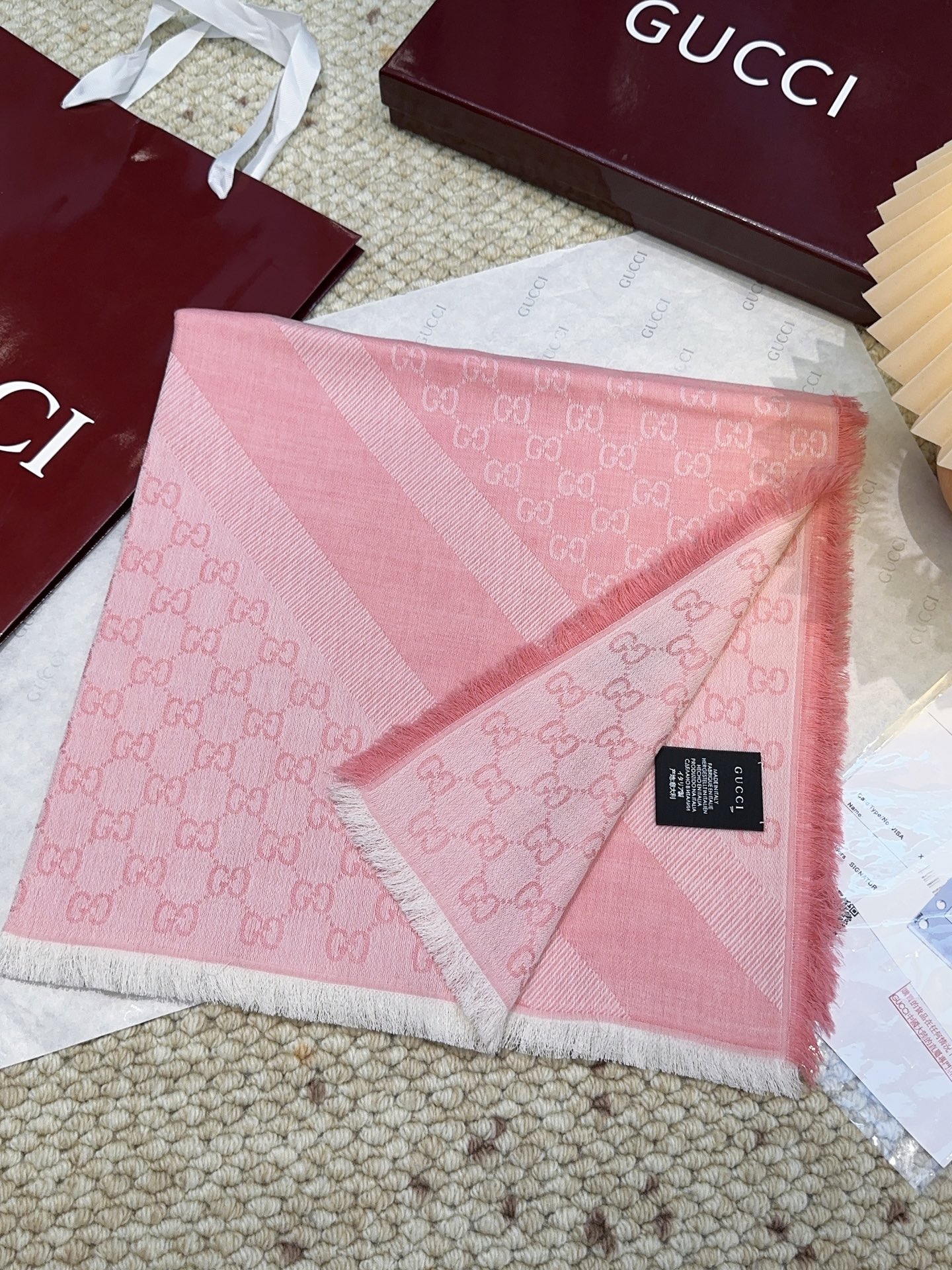 Gucci方巾尾单！打算下单的亲最好最好专柜选好颜色！说实话，我也是初见如此如此高逼格的尾单！羊绒与蚕丝