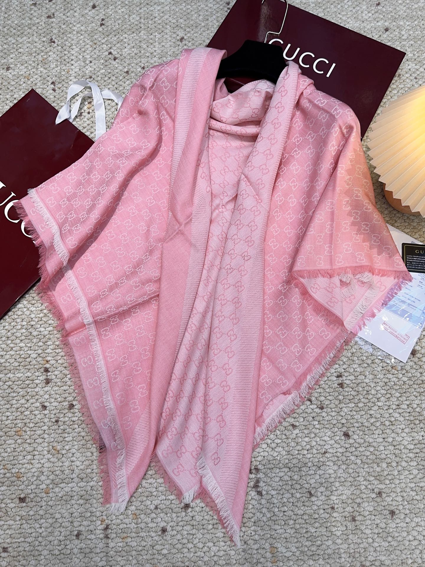 Gucci方巾尾单！打算下单的亲最好最好专柜选好颜色！说实话，我也是初见如此如此高逼格的尾单！羊绒与蚕丝