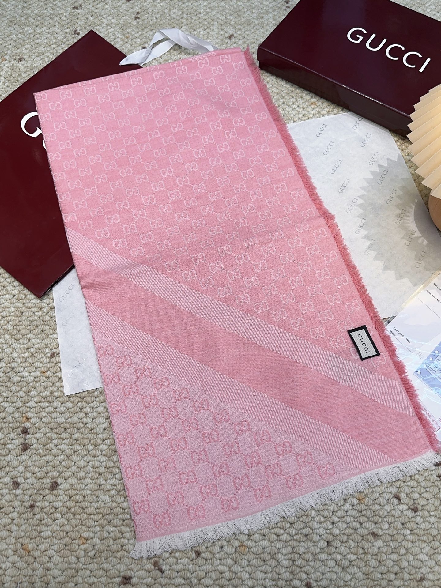 Gucci方巾尾单！打算下单的亲最好最好专柜选好颜色！说实话，我也是初见如此如此高逼格的尾单！羊绒与蚕丝