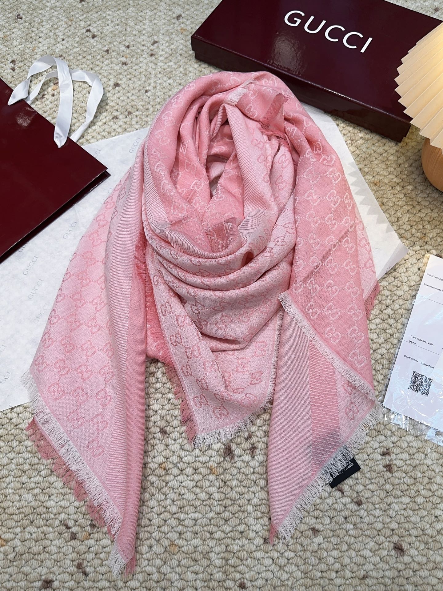 Gucci方巾尾单！打算下单的亲最好最好专柜选好颜色！说实话，我也是初见如此如此高逼格的尾单！羊绒与蚕丝