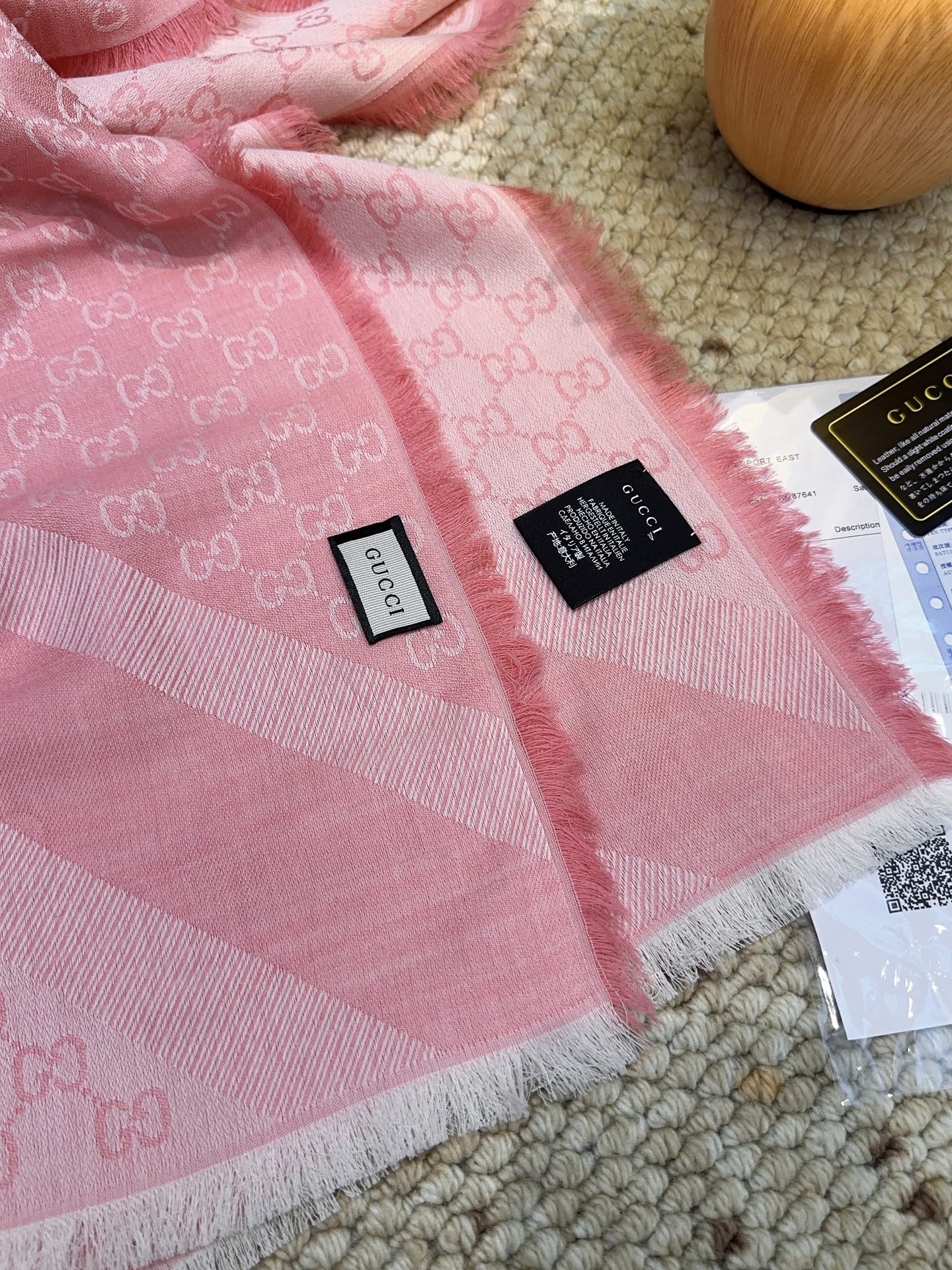 Gucci方巾尾单！打算下单的亲最好最好专柜选好颜色！说实话，我也是初见如此如此高逼格的尾单！羊绒与蚕丝