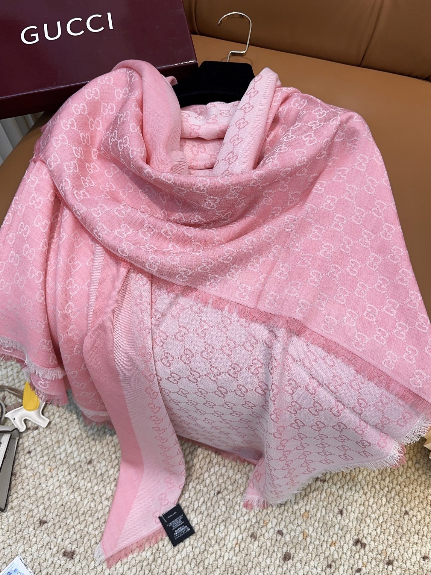 Gucci方巾尾单！打算下单的亲最好最好专柜选好颜色！说实话，我也是初见如此如此高逼格的尾单！羊绒与蚕丝