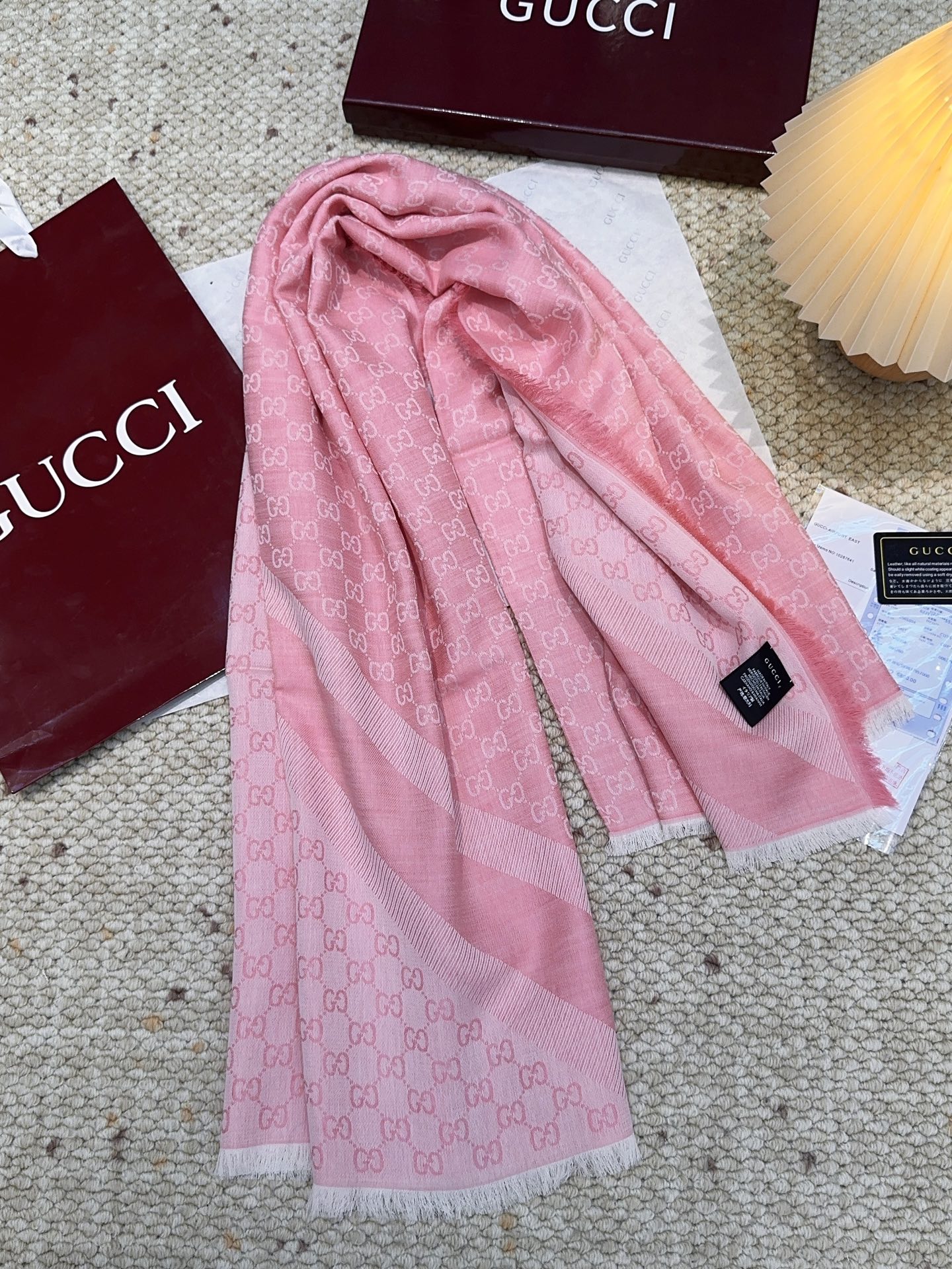 Gucci方巾尾单！打算下单的亲最好最好专柜选好颜色！说实话，我也是初见如此如此高逼格的尾单！羊绒与蚕丝