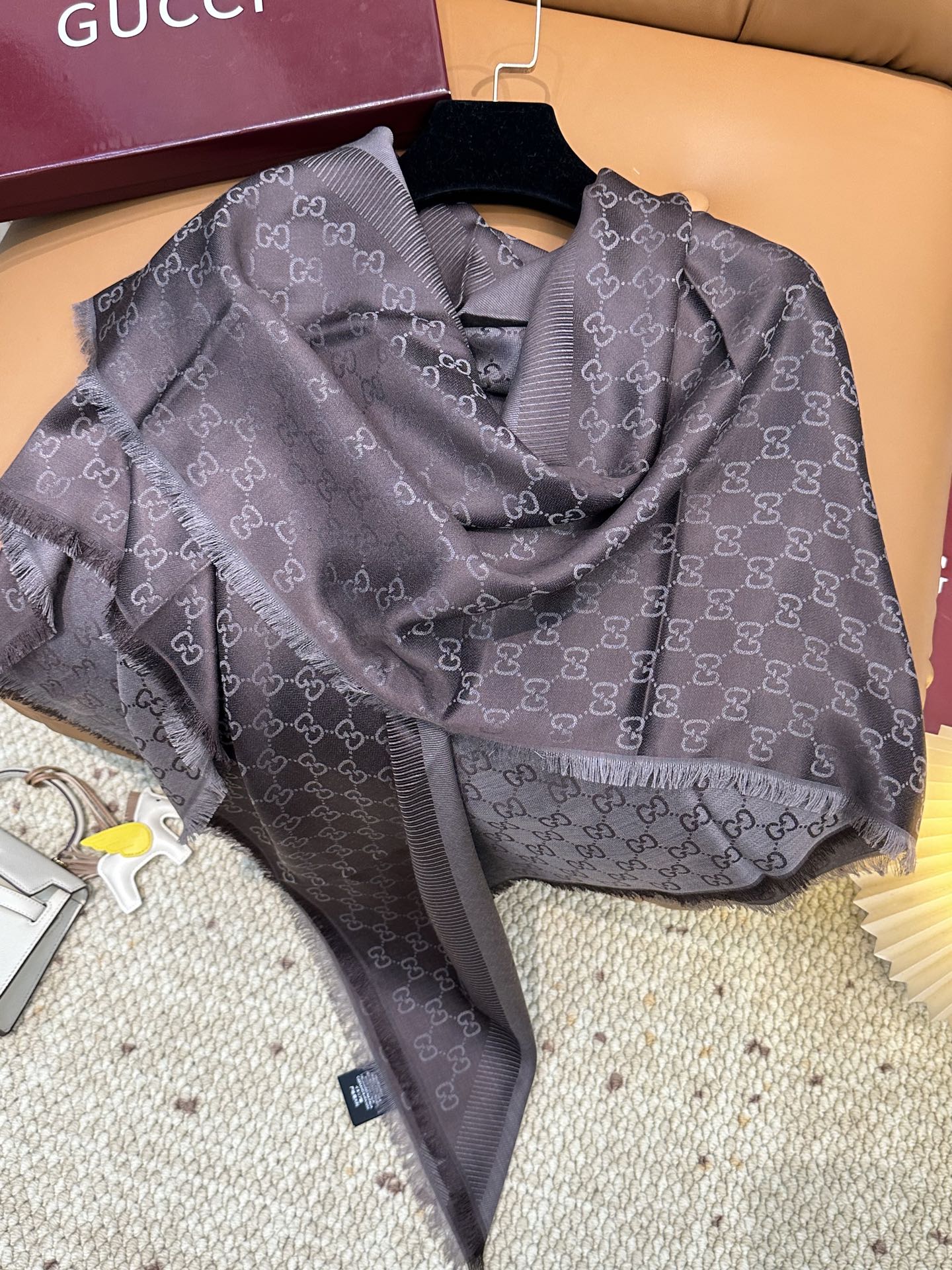 Gucci方巾尾单！打算下单的亲最好最好专柜选好颜色！说实话，我也是初见如此如此高逼格的尾单！羊绒与蚕丝