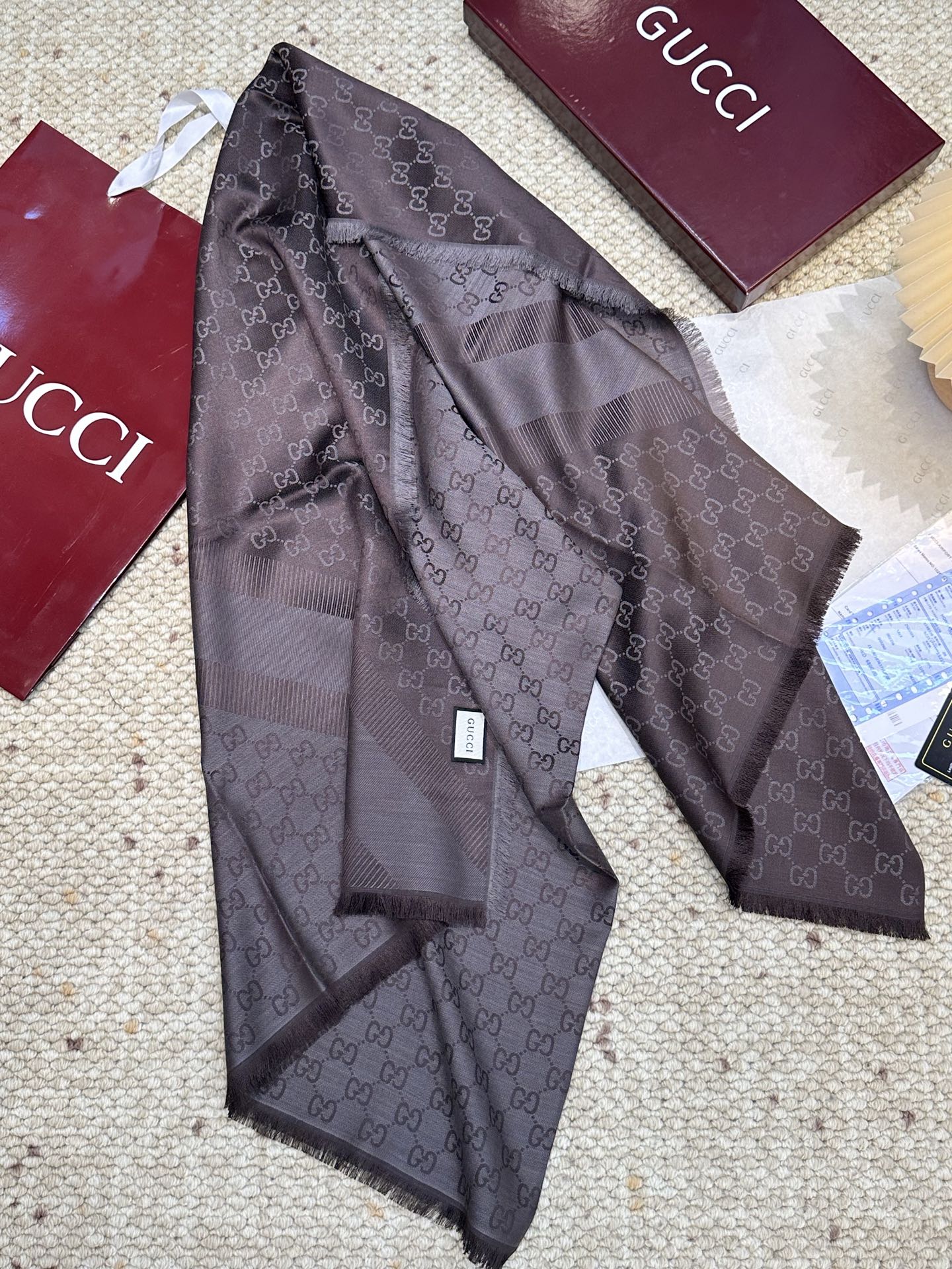 Gucci方巾尾单！打算下单的亲最好最好专柜选好颜色！说实话，我也是初见如此如此高逼格的尾单！羊绒与蚕丝