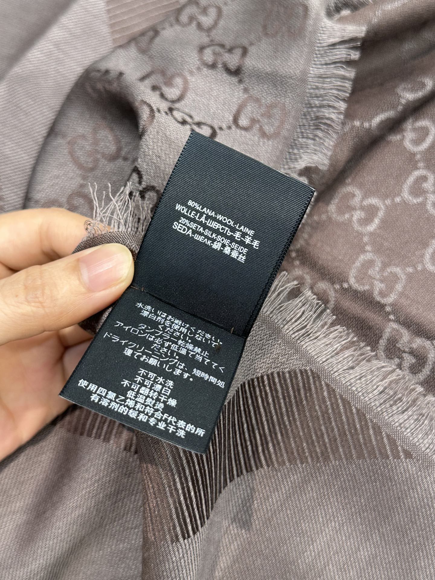 Gucci方巾尾单！打算下单的亲最好最好专柜选好颜色！说实话，我也是初见如此如此高逼格的尾单！羊绒与蚕丝