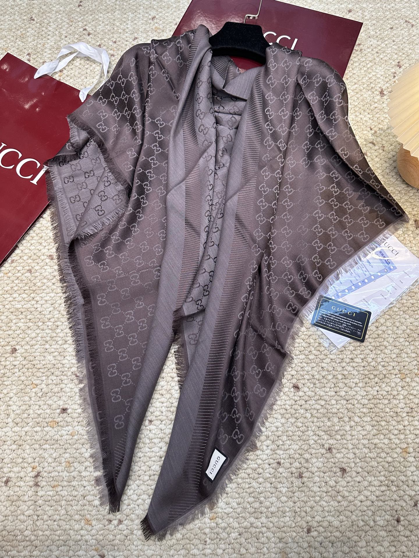 Gucci方巾尾单！打算下单的亲最好最好专柜选好颜色！说实话，我也是初见如此如此高逼格的尾单！羊绒与蚕丝