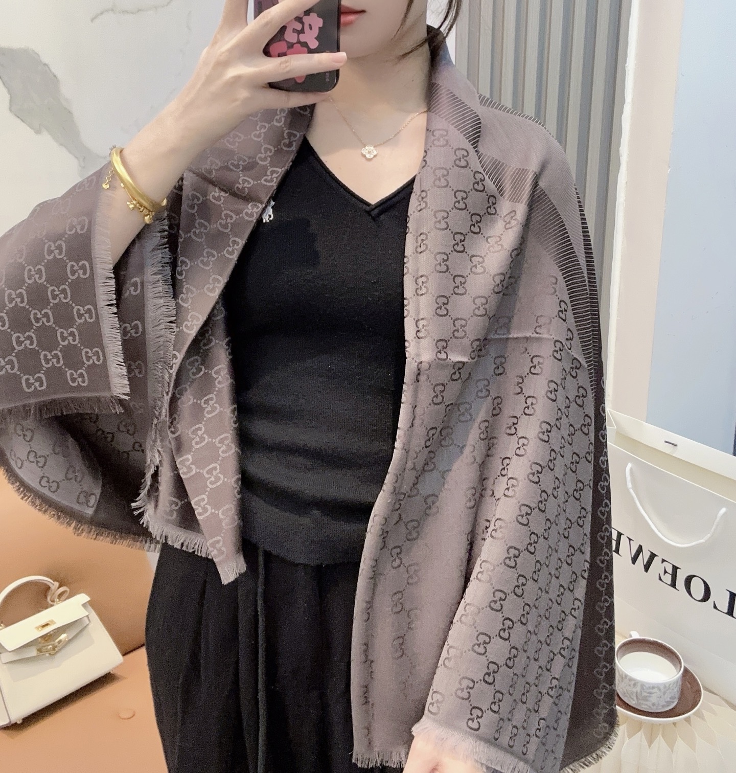 Gucci方巾尾单！打算下单的亲最好最好专柜选好颜色！说实话，我也是初见如此如此高逼格的尾单！羊绒与蚕丝