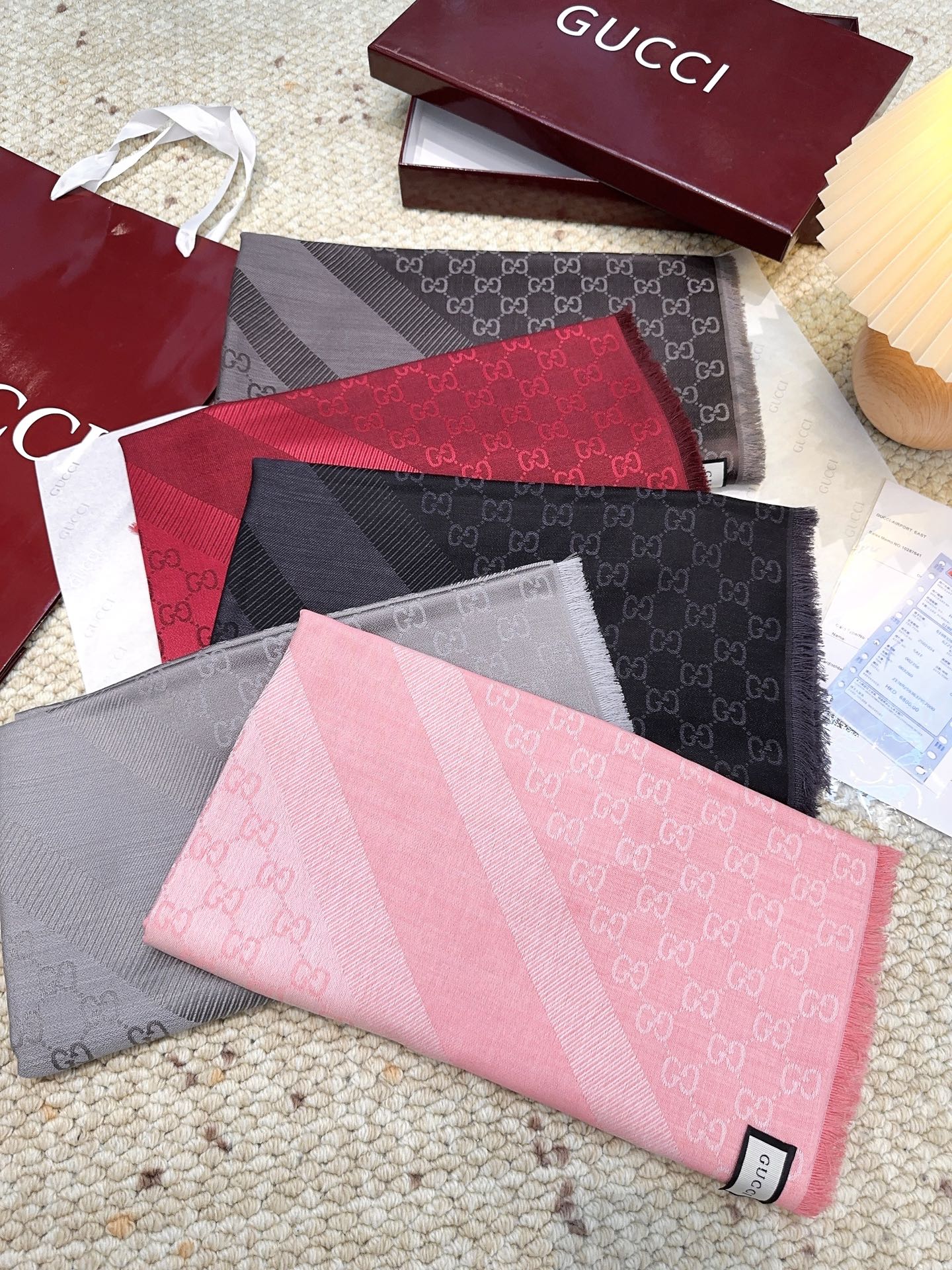 Gucci方巾尾单！打算下单的亲最好最好专柜选好颜色！说实话，我也是初见如此如此高逼格的尾单！羊绒与蚕丝