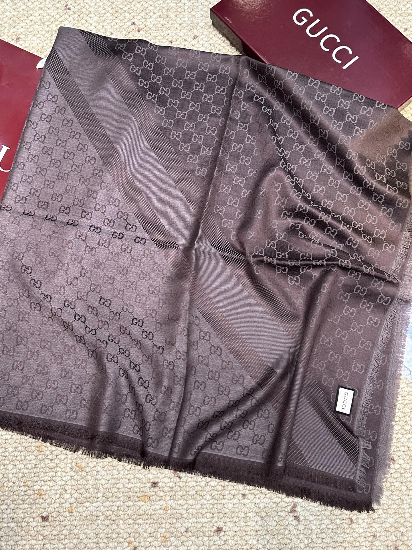 Gucci方巾尾单！打算下单的亲最好最好专柜选好颜色！说实话，我也是初见如此如此高逼格的尾单！羊绒与蚕丝