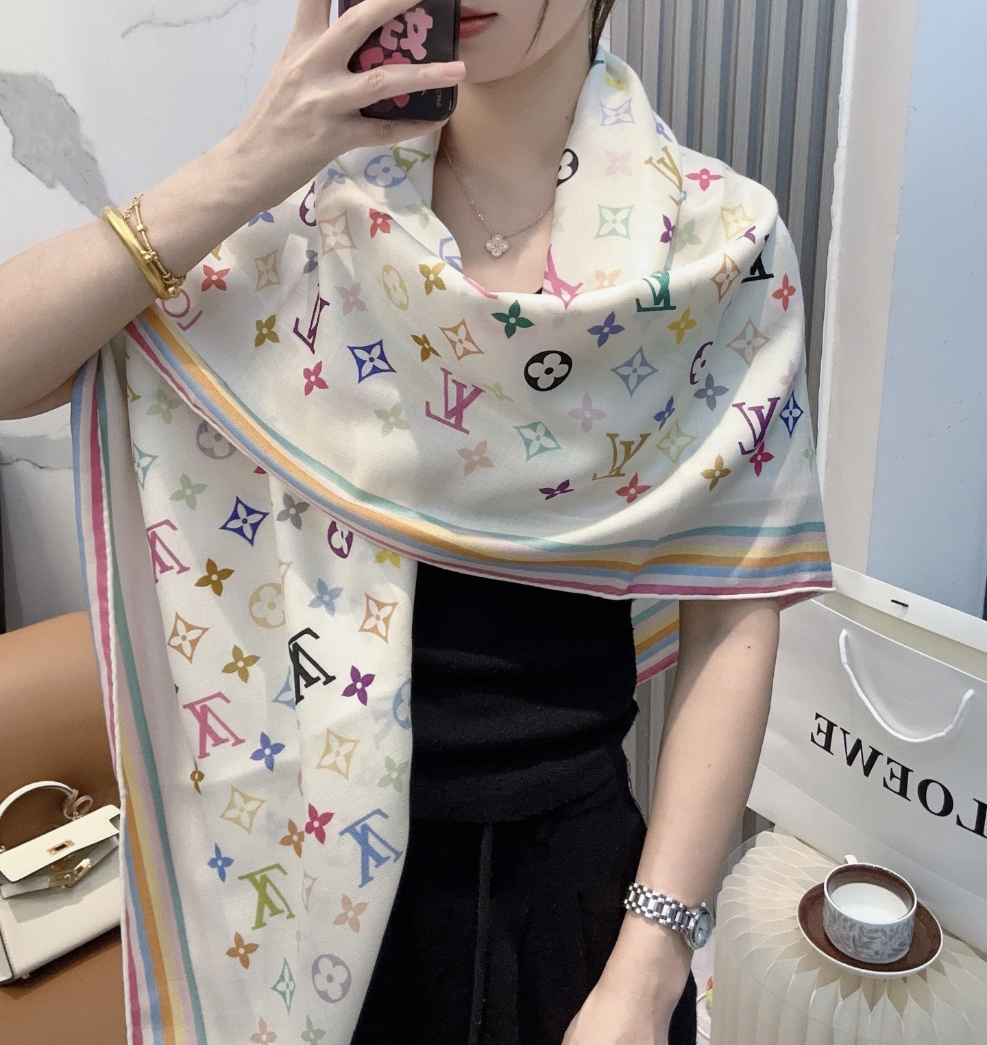 路易威登【双面同色】原单Lv140cm丝绒方巾，《七彩》，本款方巾全新加入 U价🉐️ and Away 