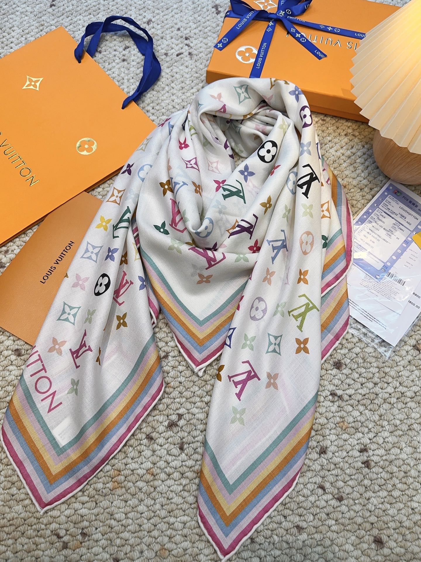 路易威登【双面同色】原单Lv140cm丝绒方巾，《七彩》，本款方巾全新加入 U价🉐️ and Away 