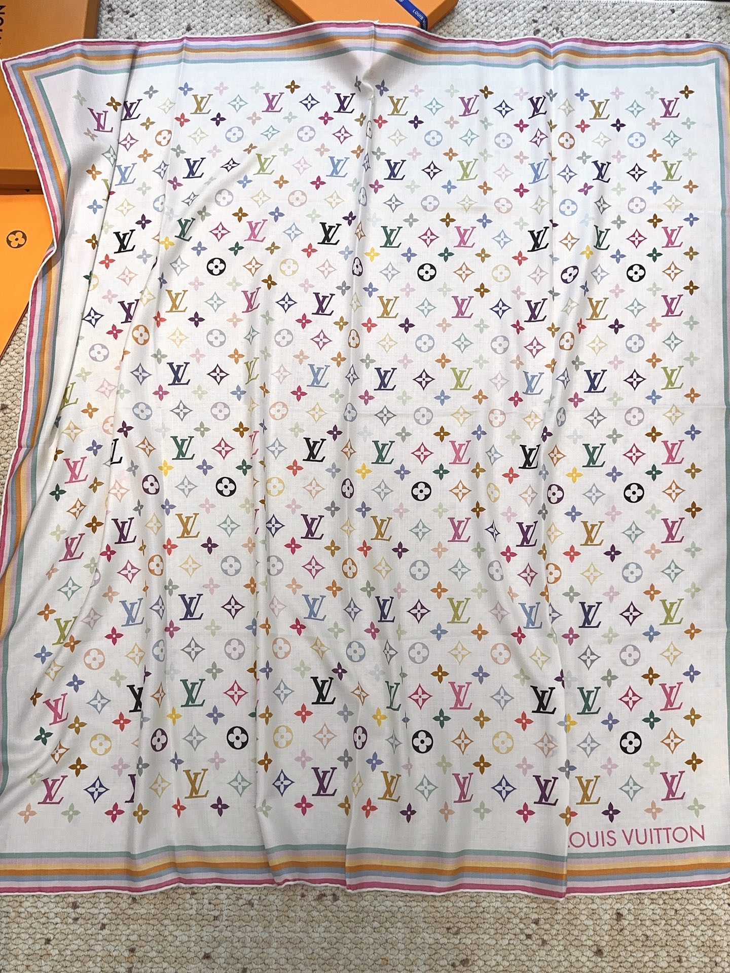 路易威登【双面同色】原单Lv140cm丝绒方巾，《七彩》，本款方巾全新加入 U价🉐️ and Away 