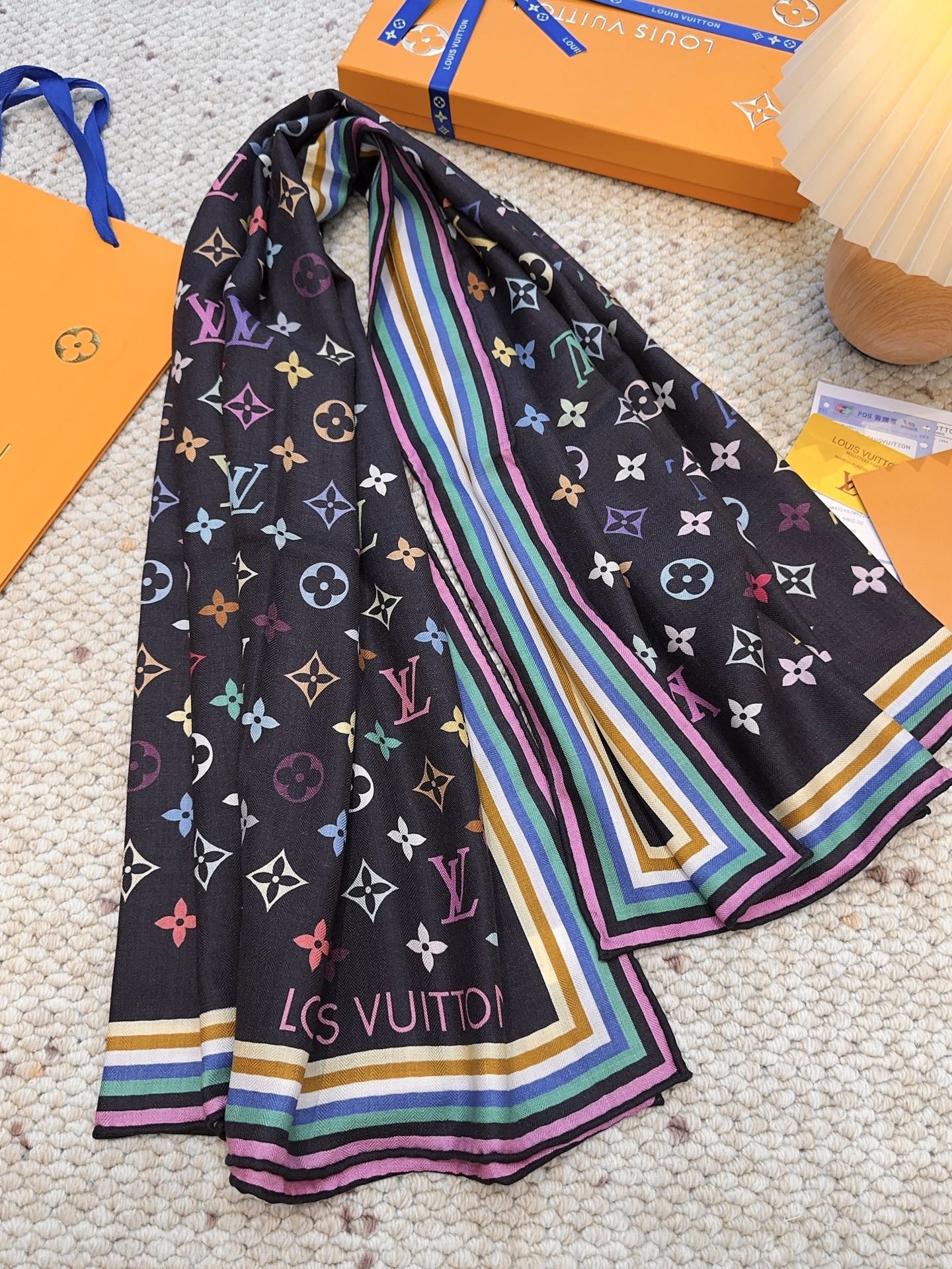 路易威登【双面同色】原单Lv140cm丝绒方巾，《七彩》，本款方巾全新加入 U价🉐️ and Away 
