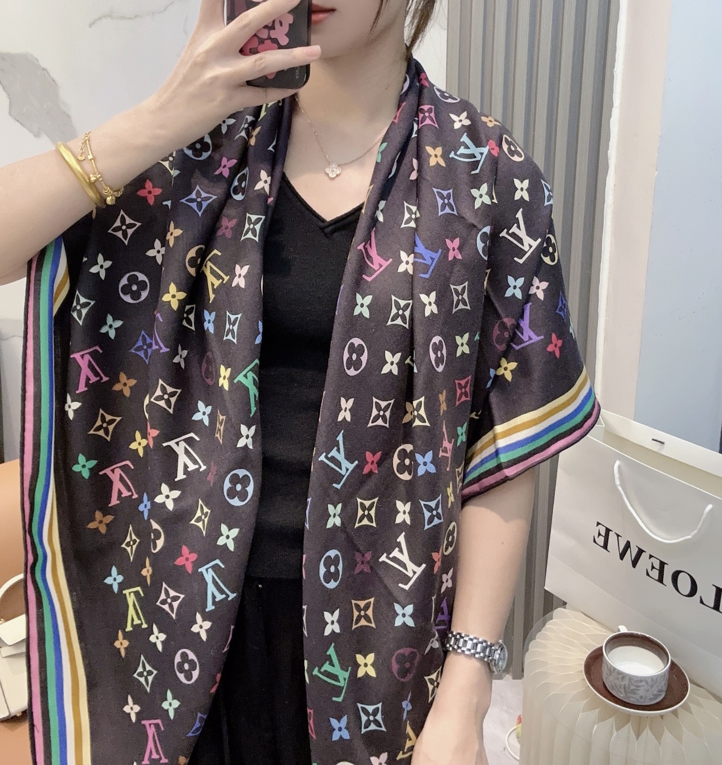 路易威登【双面同色】原单Lv140cm丝绒方巾，《七彩》，本款方巾全新加入 U价🉐️ and Away 