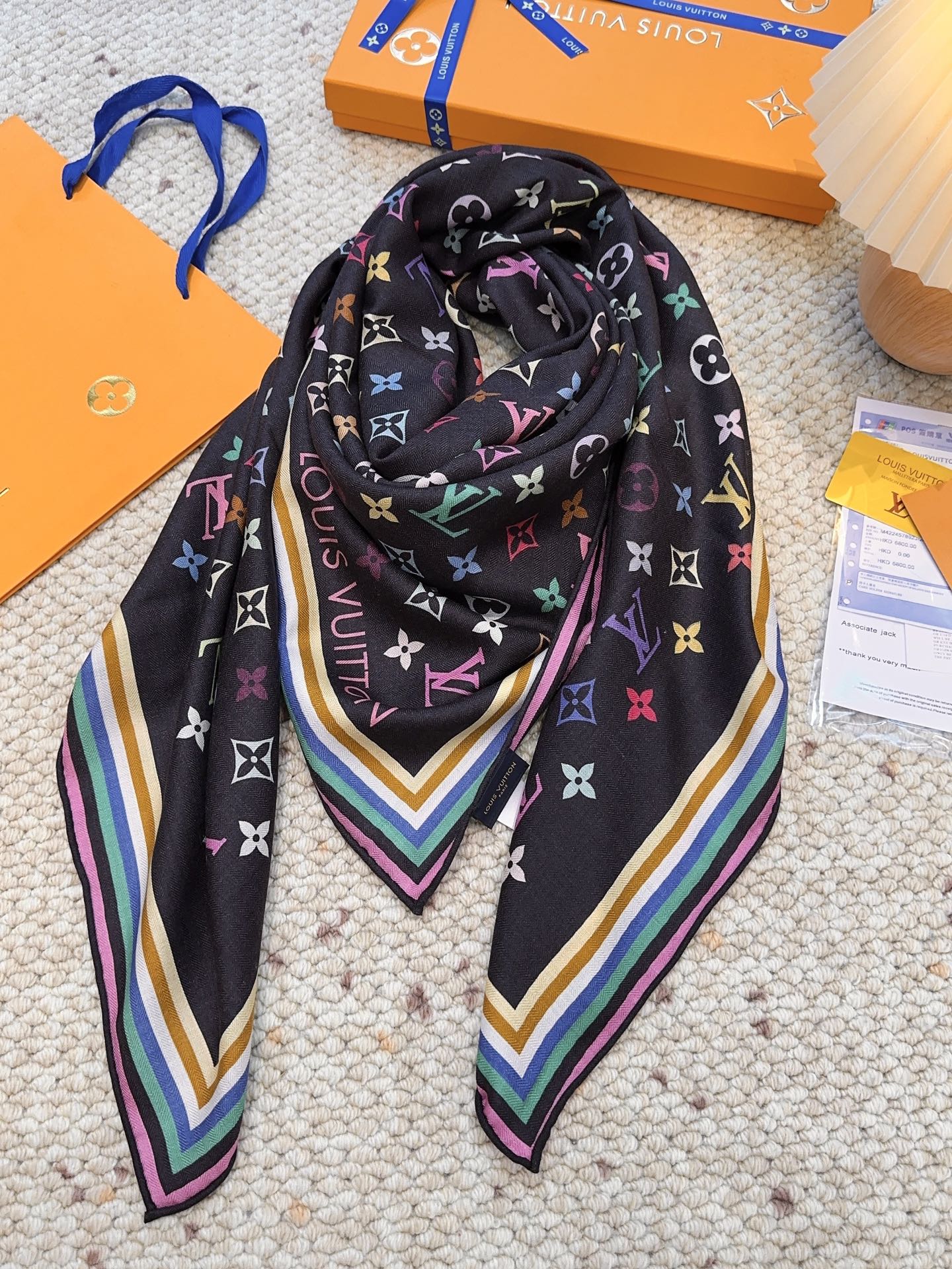 路易威登【双面同色】原单Lv140cm丝绒方巾，《七彩》，本款方巾全新加入 U价🉐️ and Away 