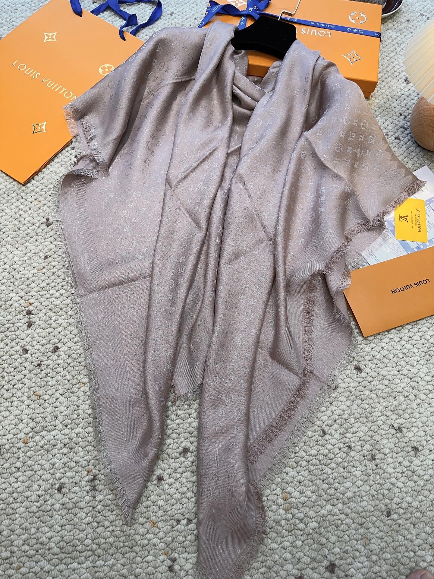 全新 Petit Louis 披肩以提花工艺和双色纱线织就 Monogram 图案。轻软丝绒混纺裁出小幅