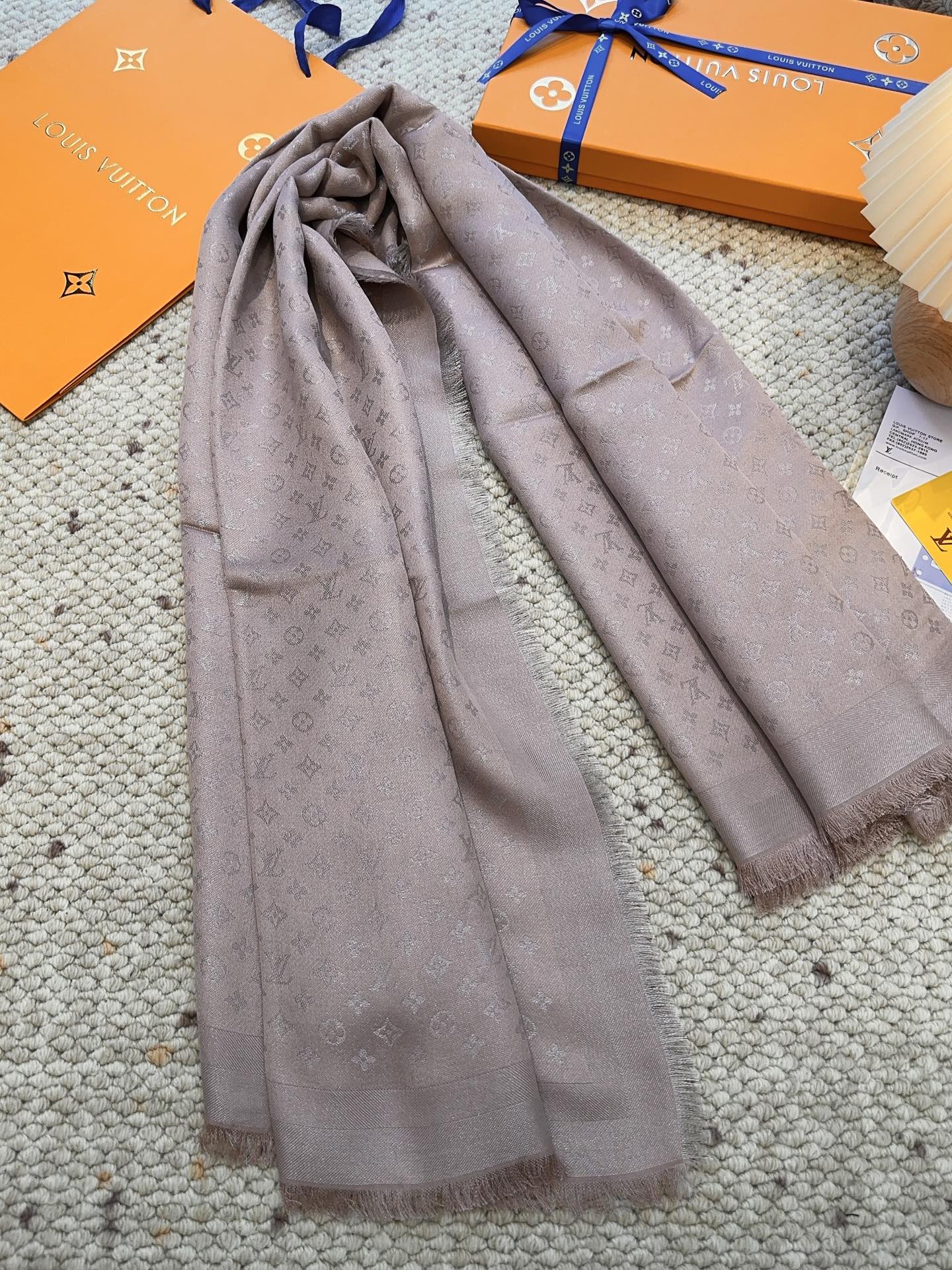 全新 Petit Louis 披肩以提花工艺和双色纱线织就 Monogram 图案。轻软丝绒混纺裁出小幅