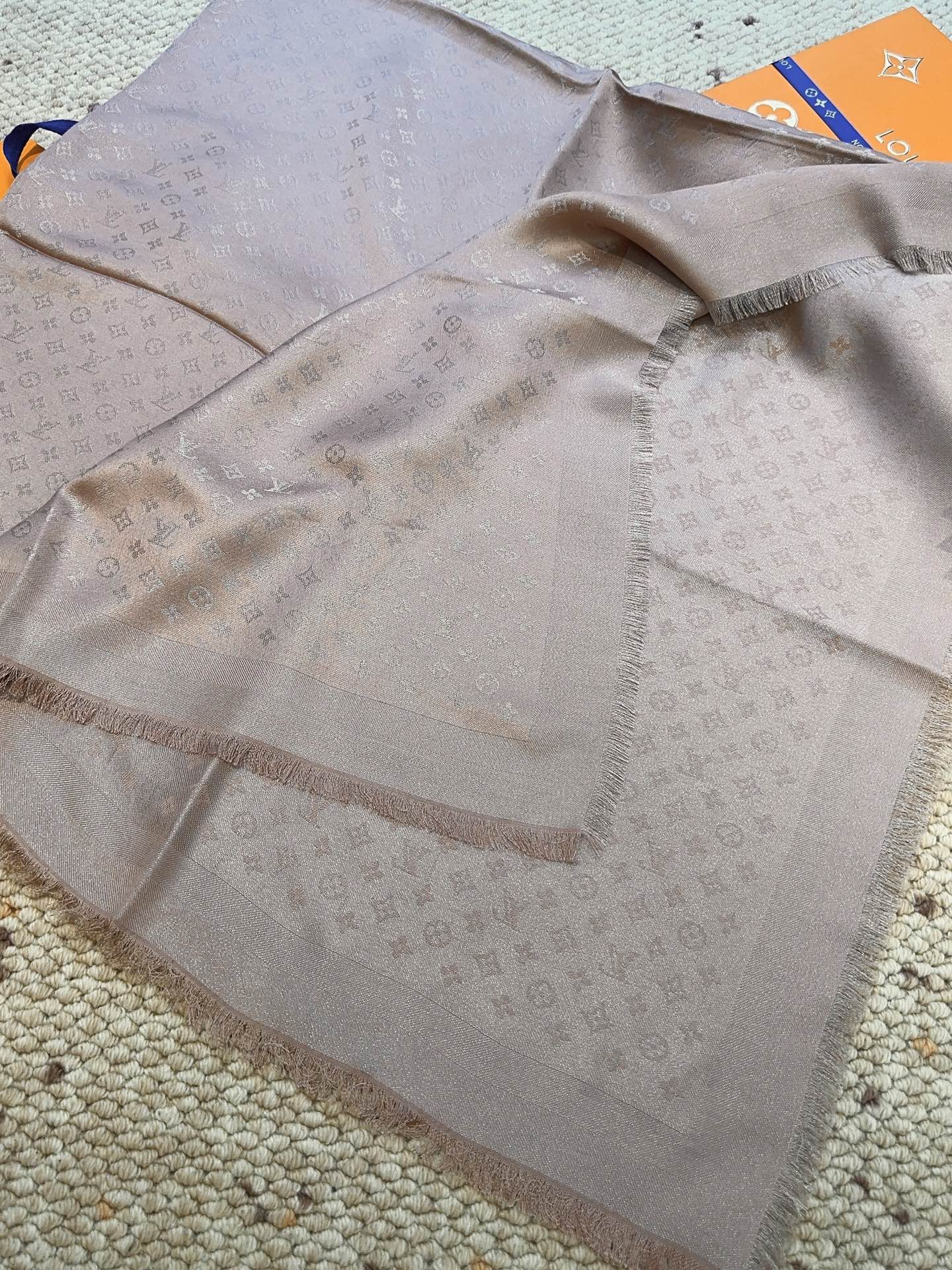 全新 Petit Louis 披肩以提花工艺和双色纱线织就 Monogram 图案。轻软丝绒混纺裁出小幅