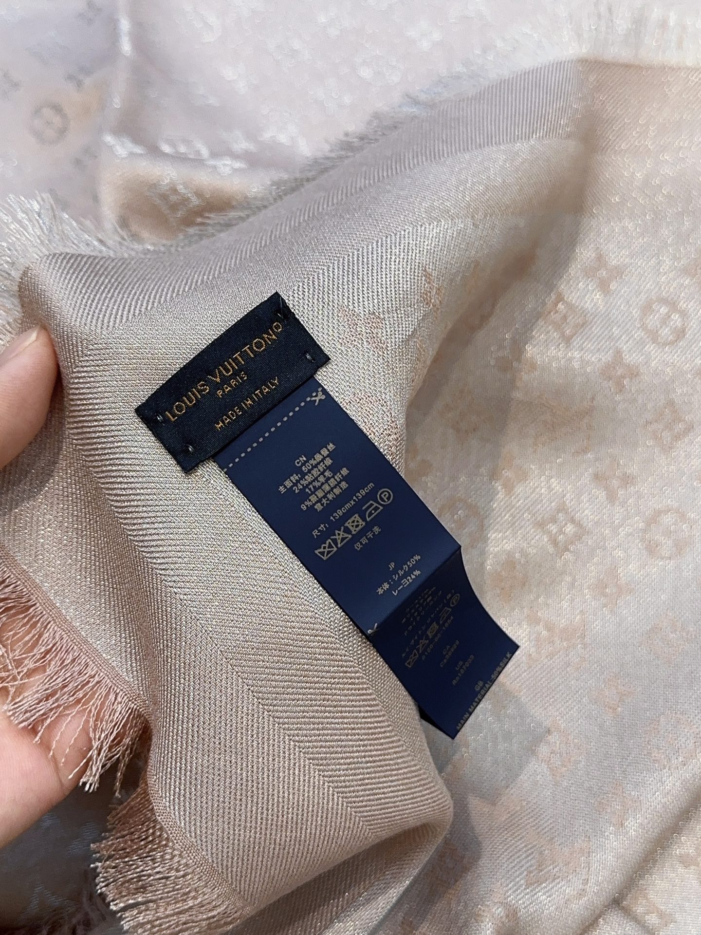 全新 Petit Louis 披肩以提花工艺和双色纱线织就 Monogram 图案。轻软丝绒混纺裁出小幅