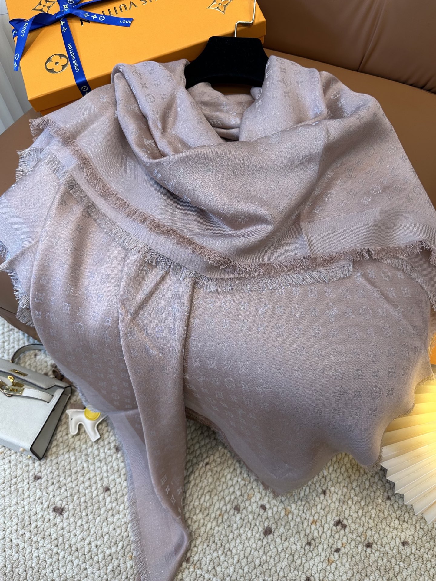 全新 Petit Louis 披肩以提花工艺和双色纱线织就 Monogram 图案。轻软丝绒混纺裁出小幅