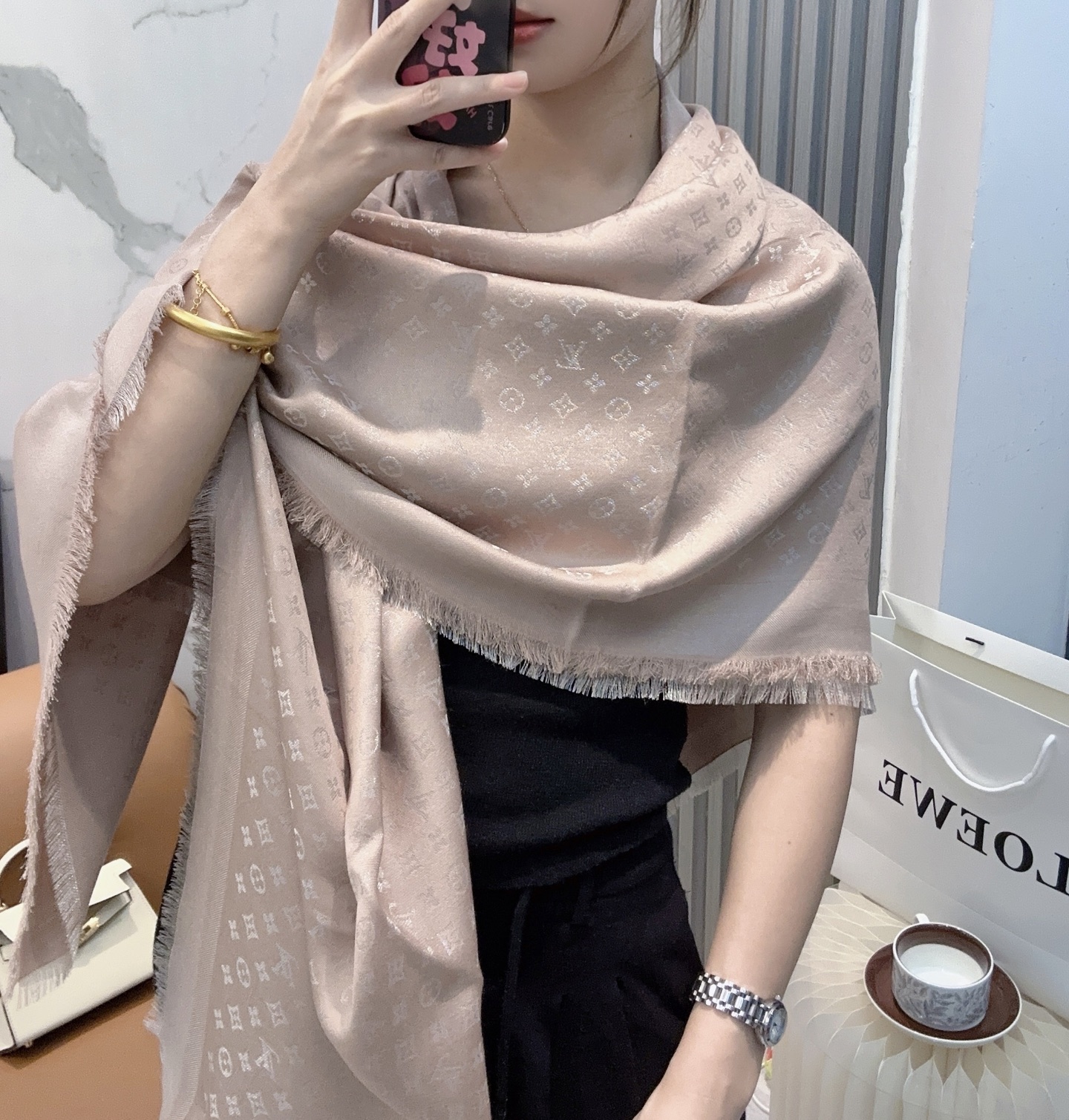 全新 Petit Louis 披肩以提花工艺和双色纱线织就 Monogram 图案。轻软丝绒混纺裁出小幅