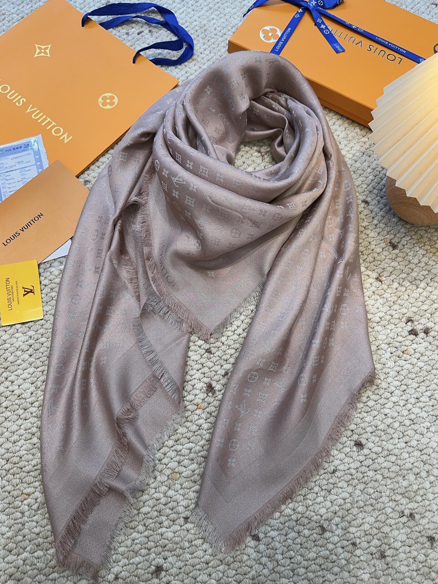 全新 Petit Louis 披肩以提花工艺和双色纱线织就 Monogram 图案。轻软丝绒混纺裁出小幅