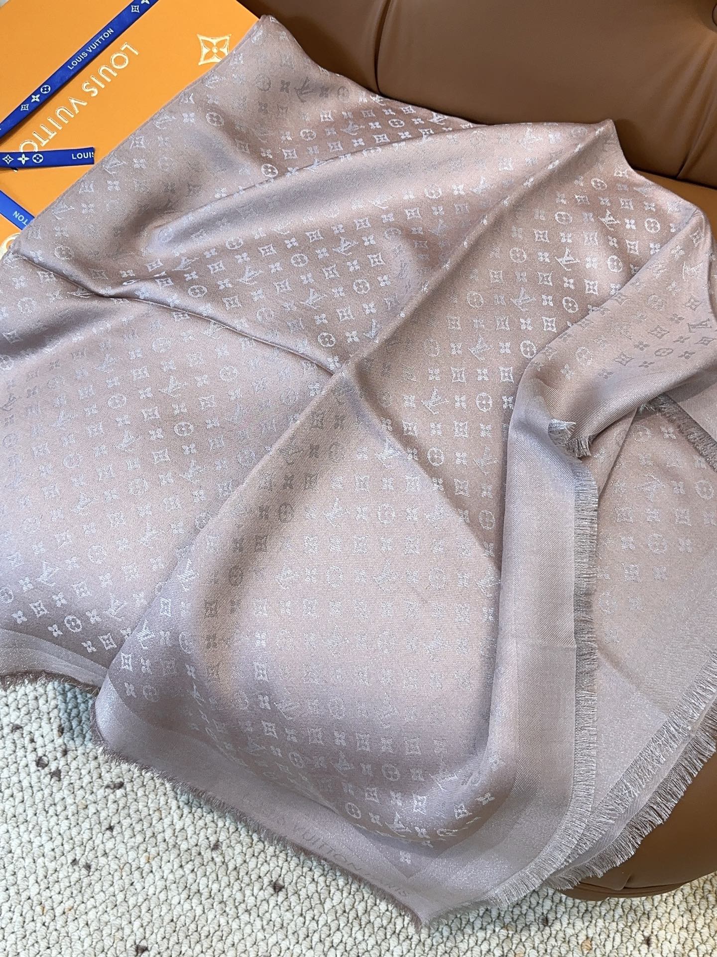 全新 Petit Louis 披肩以提花工艺和双色纱线织就 Monogram 图案。轻软丝绒混纺裁出小幅