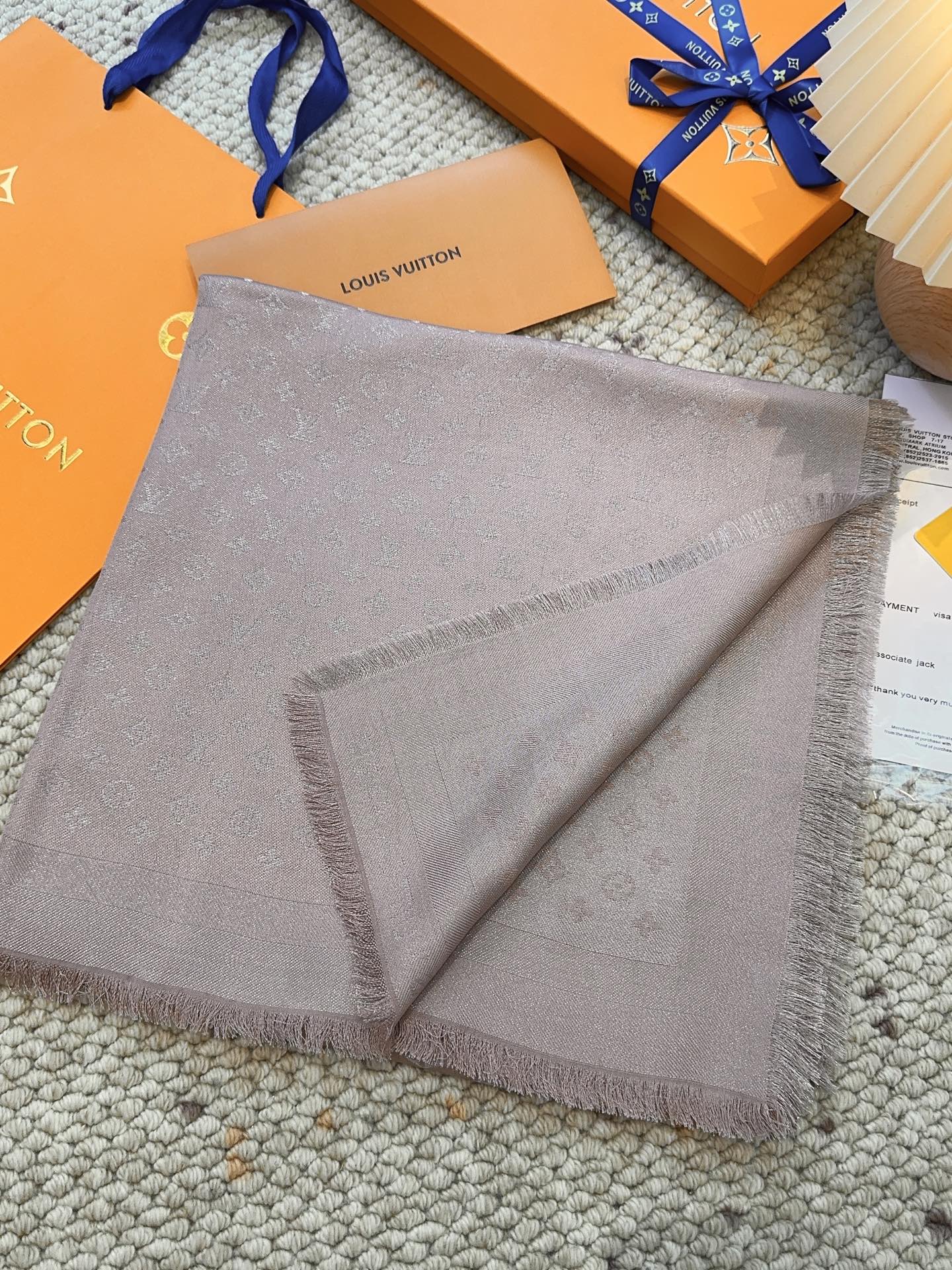 全新 Petit Louis 披肩以提花工艺和双色纱线织就 Monogram 图案。轻软丝绒混纺裁出小幅