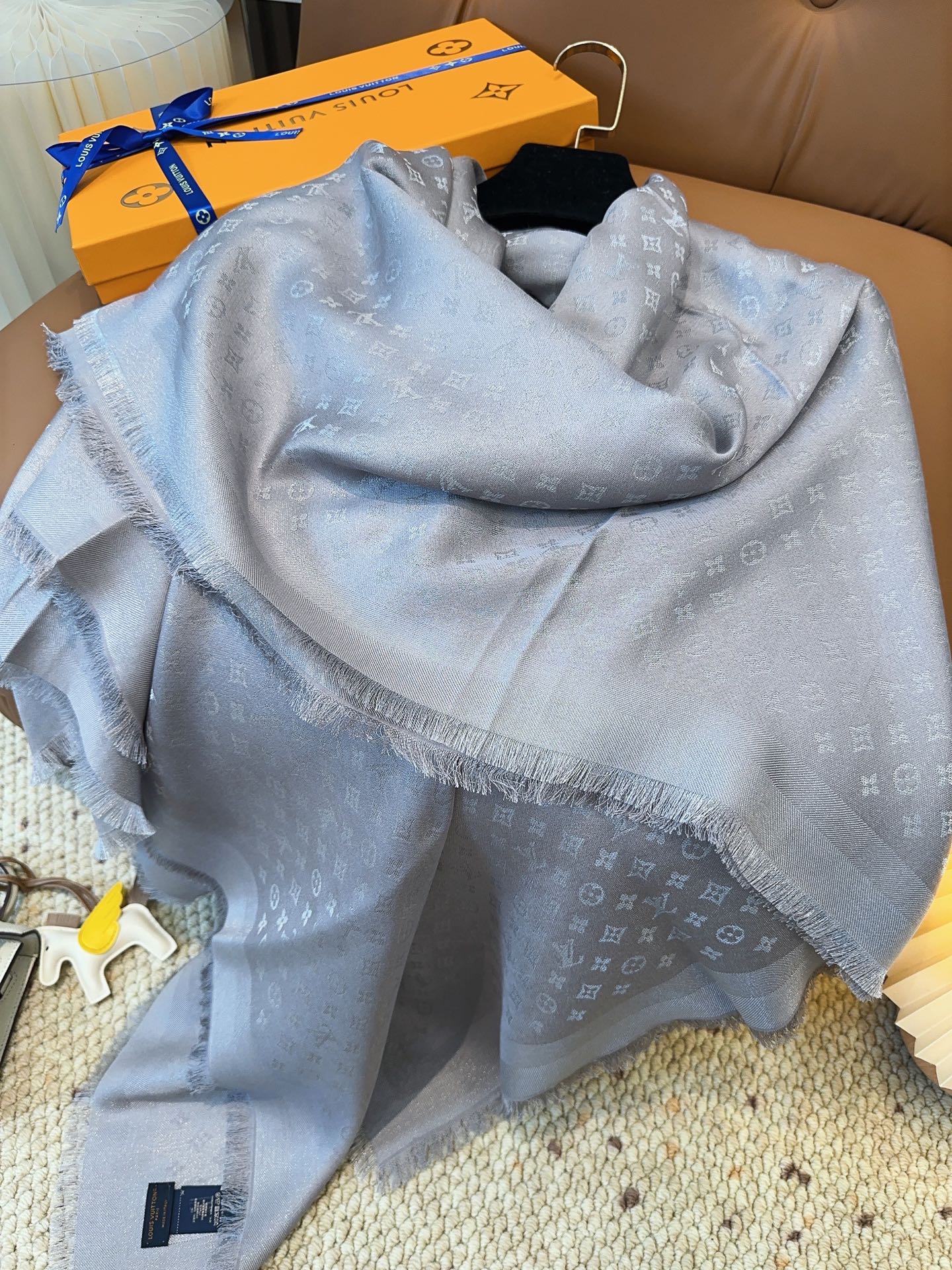 全新 Petit Louis 披肩以提花工艺和双色纱线织就 Monogram 图案。轻软丝绒混纺裁出小幅