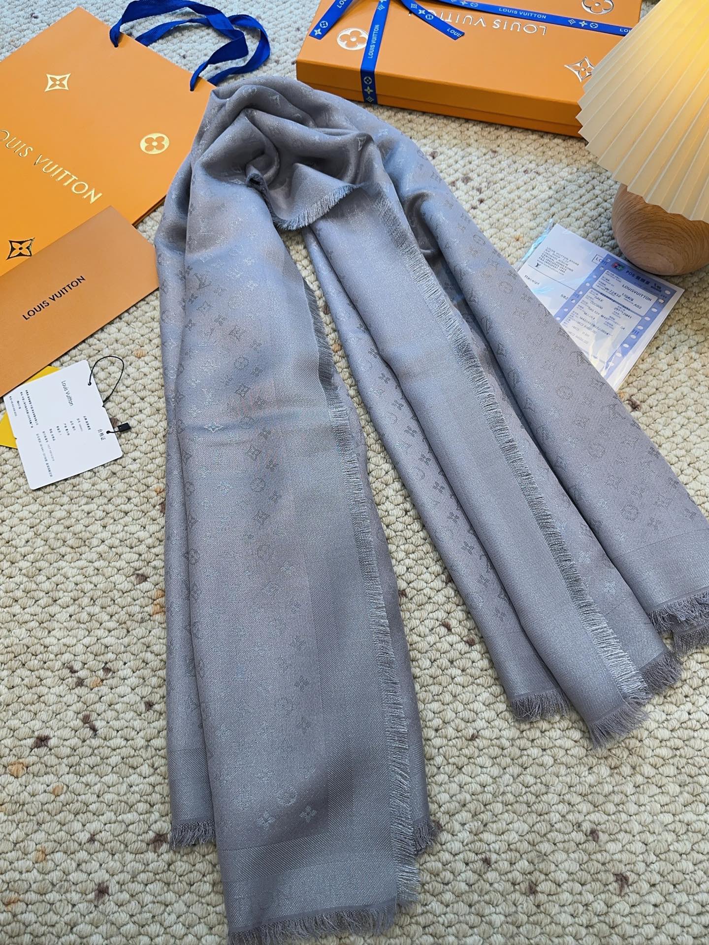 全新 Petit Louis 披肩以提花工艺和双色纱线织就 Monogram 图案。轻软丝绒混纺裁出小幅