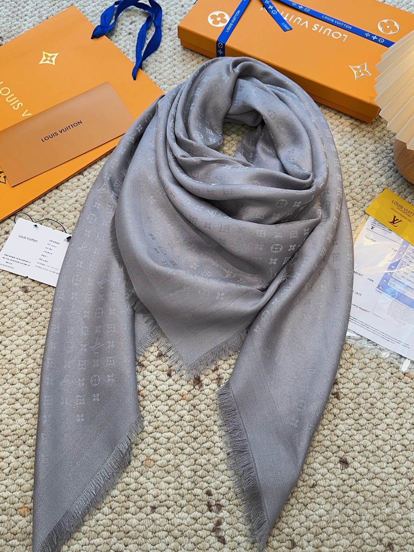 全新 Petit Louis 披肩以提花工艺和双色纱线织就 Monogram 图案。轻软丝绒混纺裁出小幅