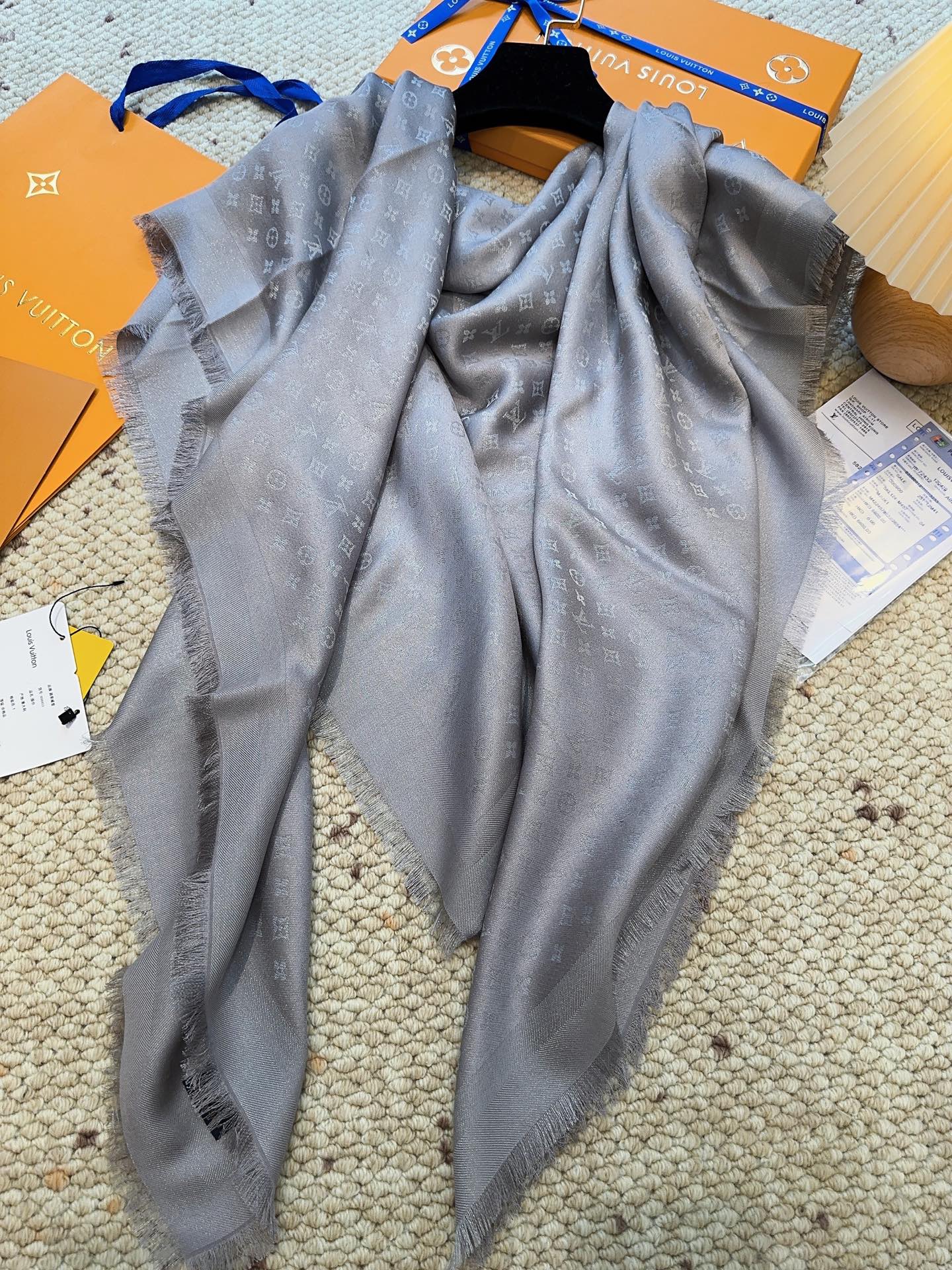 全新 Petit Louis 披肩以提花工艺和双色纱线织就 Monogram 图案。轻软丝绒混纺裁出小幅