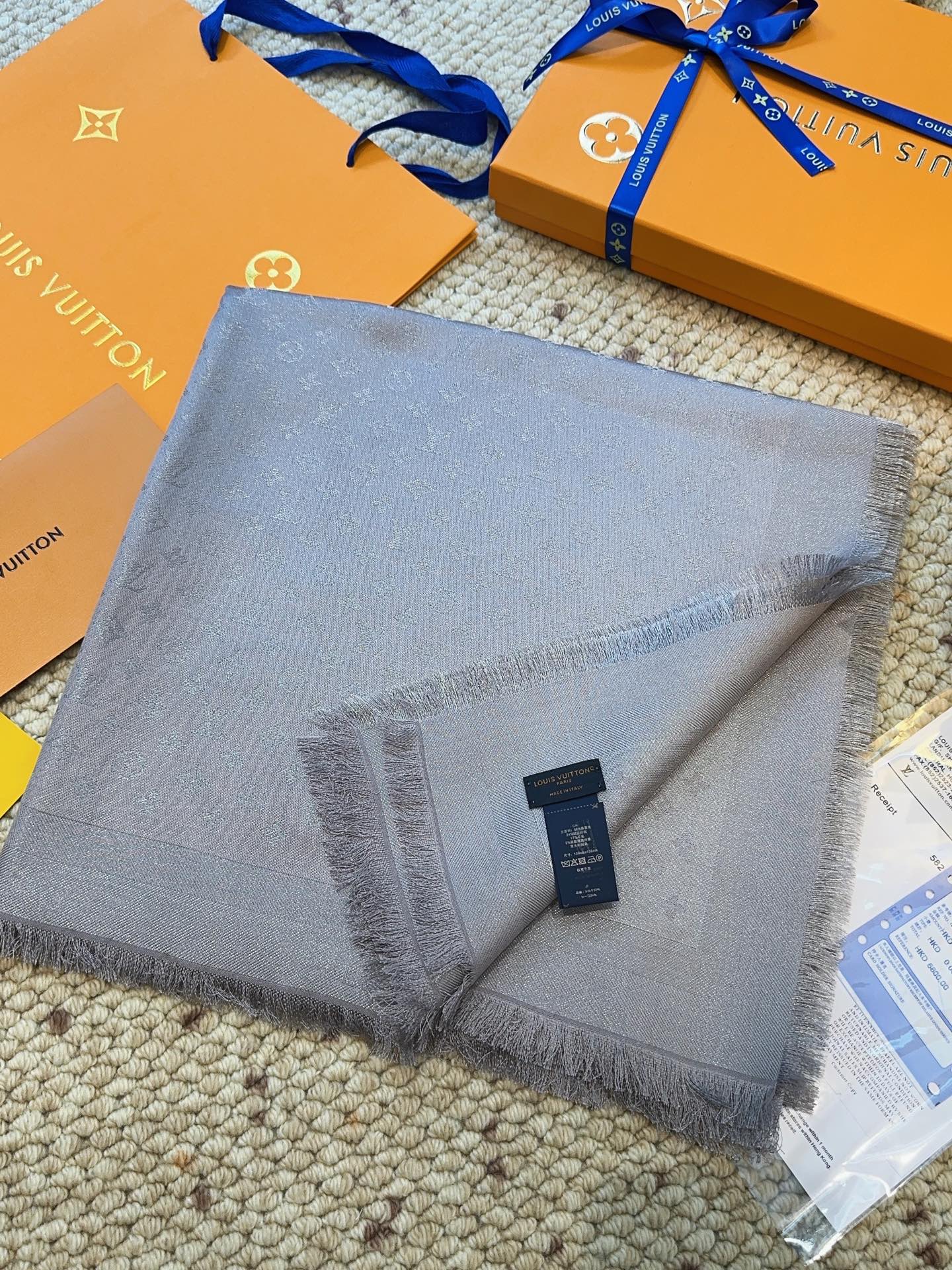 全新 Petit Louis 披肩以提花工艺和双色纱线织就 Monogram 图案。轻软丝绒混纺裁出小幅