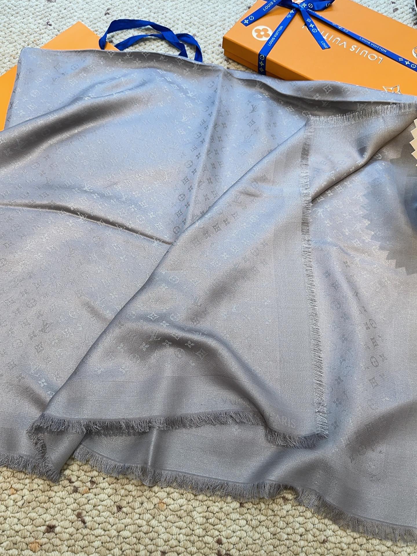 全新 Petit Louis 披肩以提花工艺和双色纱线织就 Monogram 图案。轻软丝绒混纺裁出小幅