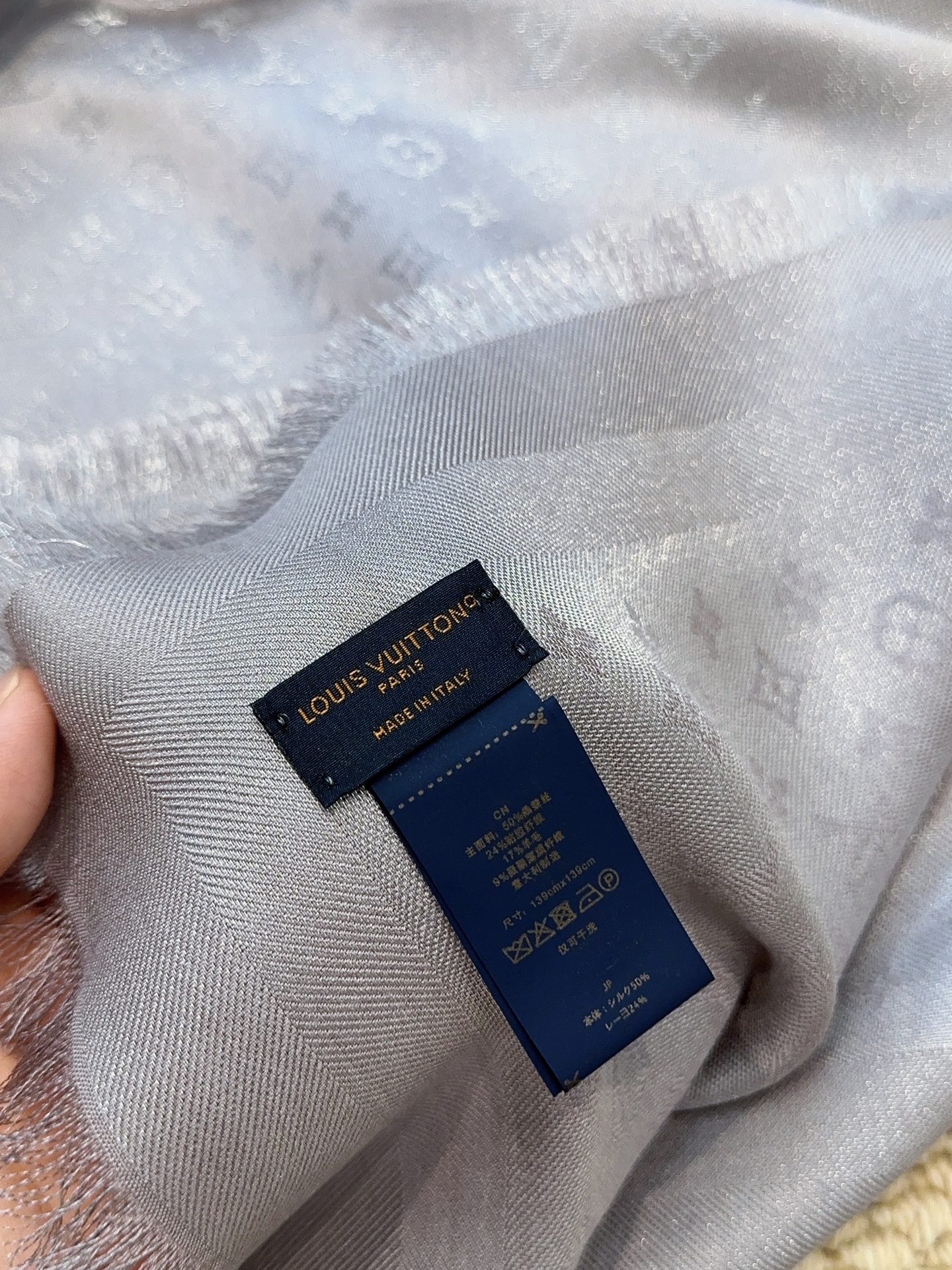 全新 Petit Louis 披肩以提花工艺和双色纱线织就 Monogram 图案。轻软丝绒混纺裁出小幅