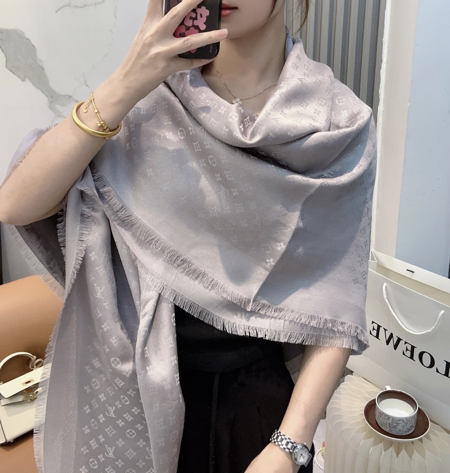 全新 Petit Louis 披肩以提花工艺和双色纱线织就 Monogram 图案。轻软丝绒混纺裁出小幅