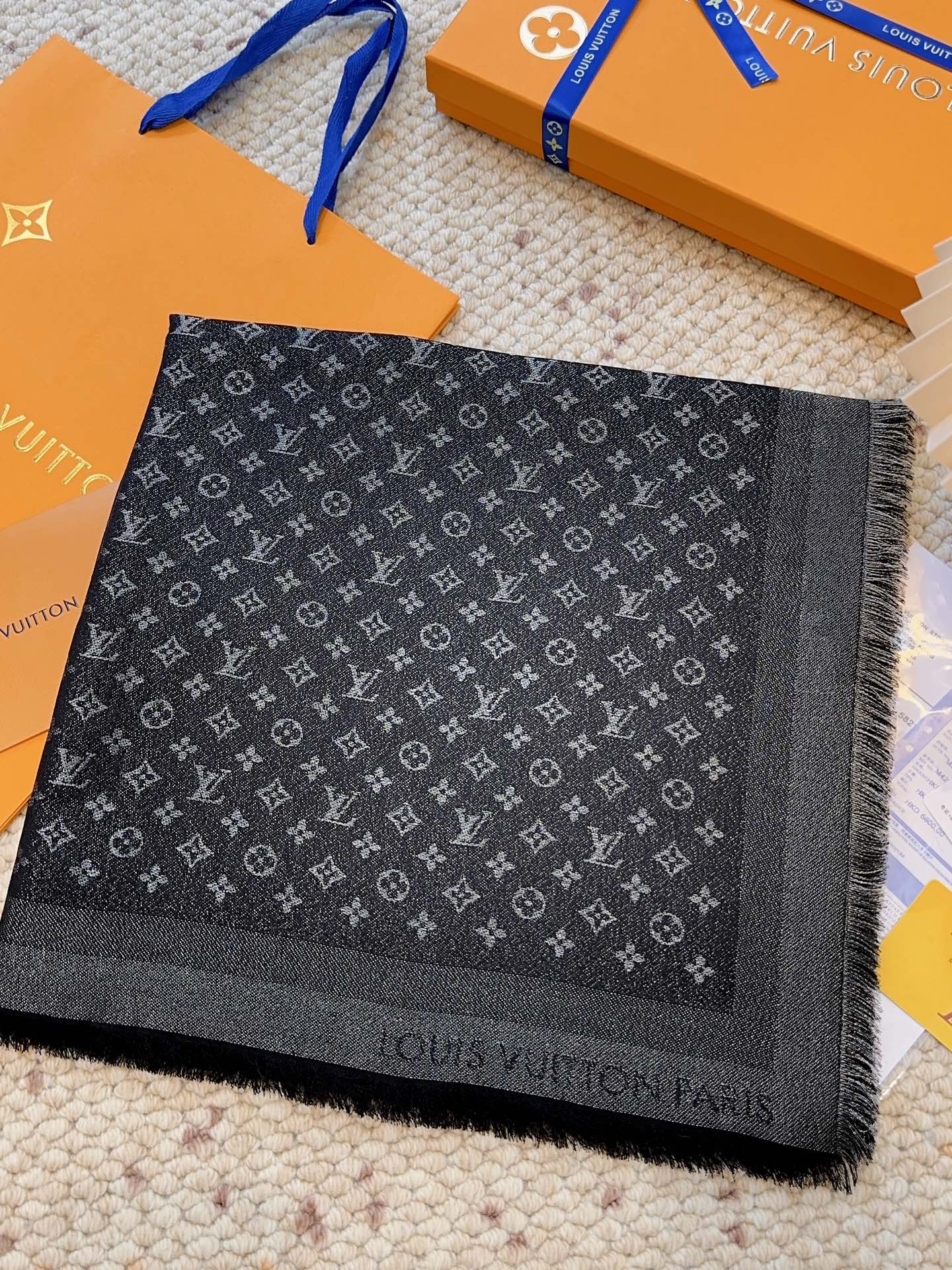 全新 Petit Louis 披肩以提花工艺和双色纱线织就 Monogram 图案。轻软丝绒混纺裁出小幅