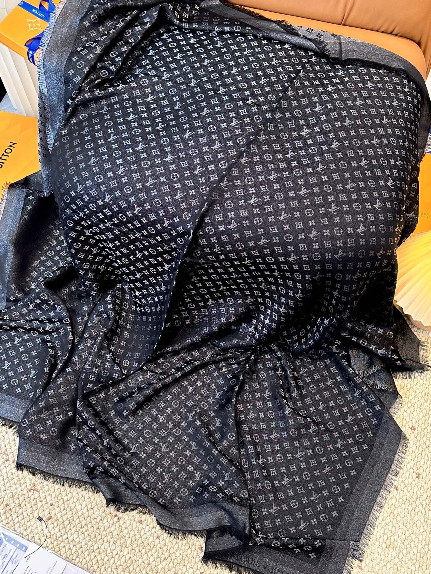 全新 Petit Louis 披肩以提花工艺和双色纱线织就 Monogram 图案。轻软丝绒混纺裁出小幅