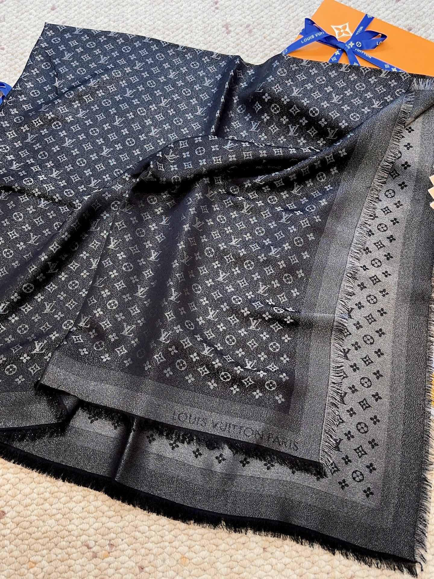 全新 Petit Louis 披肩以提花工艺和双色纱线织就 Monogram 图案。轻软丝绒混纺裁出小幅