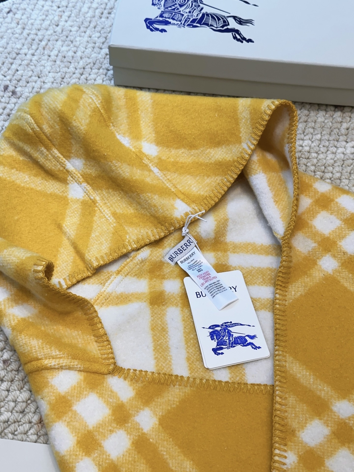 𝐁𝐔𝐑𝐁𝐄𝐑𝐑𝐘 走秀款🔥《骑士马连帽围巾》Size：195x30cm 100%羊毛 马术骑士徽标落款，