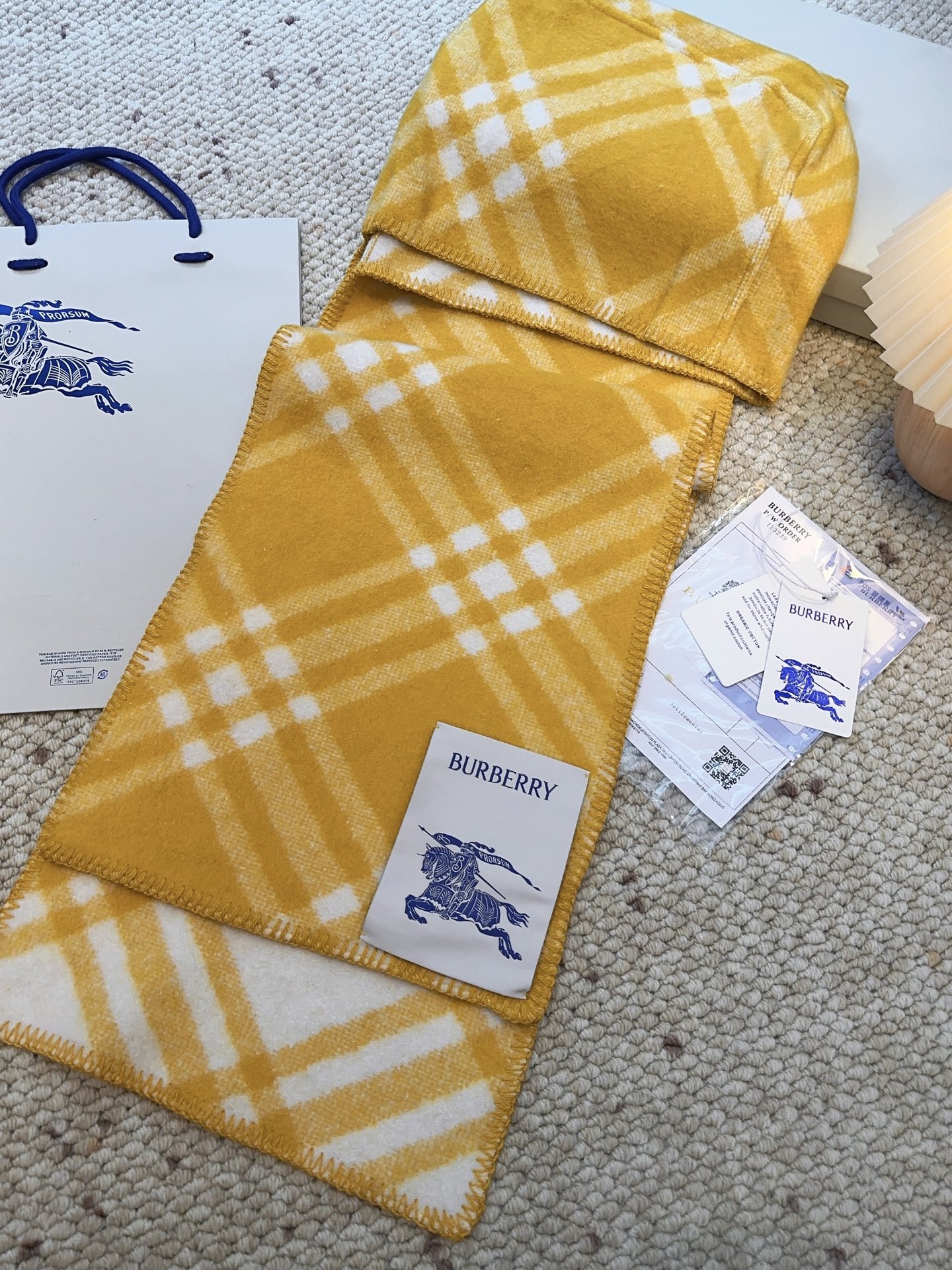 𝐁𝐔𝐑𝐁𝐄𝐑𝐑𝐘 走秀款🔥《骑士马连帽围巾》Size：195x30cm 100%羊毛 马术骑士徽标落款，